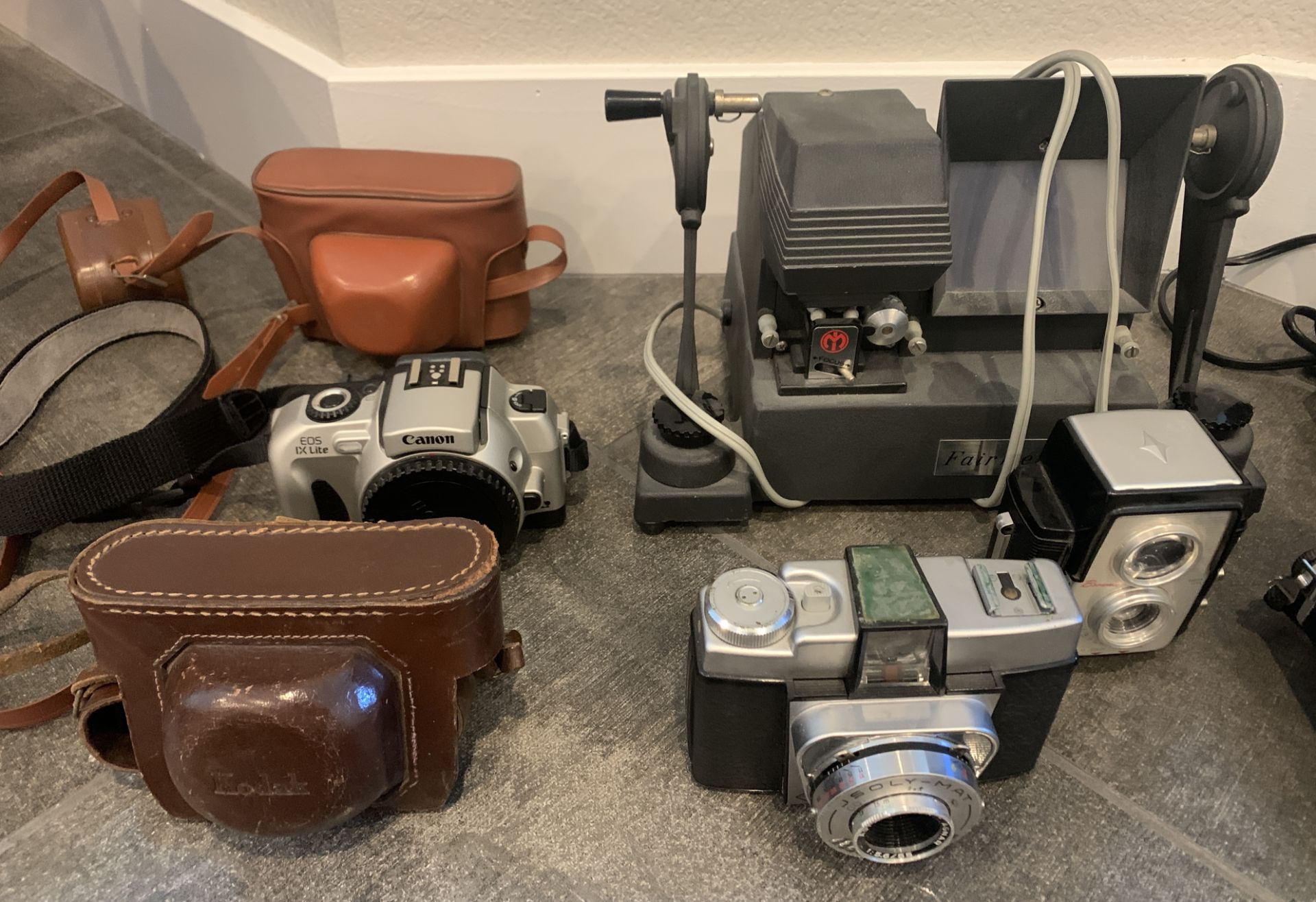 LOT OF ANTIQUE CAMERA'S , EQUIPMENT, LIGHTS, CASES ++ - Image 2 of 5