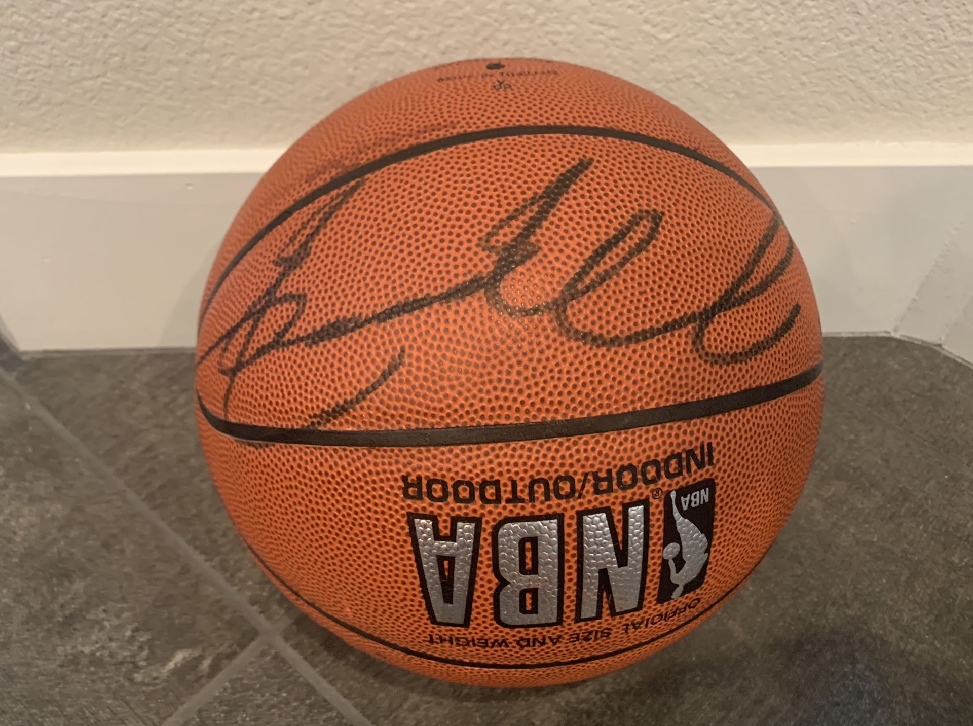 1998 NBA MVP FINALS AUTOGRAPHED BASKETBALL MICHEAL JORDAN