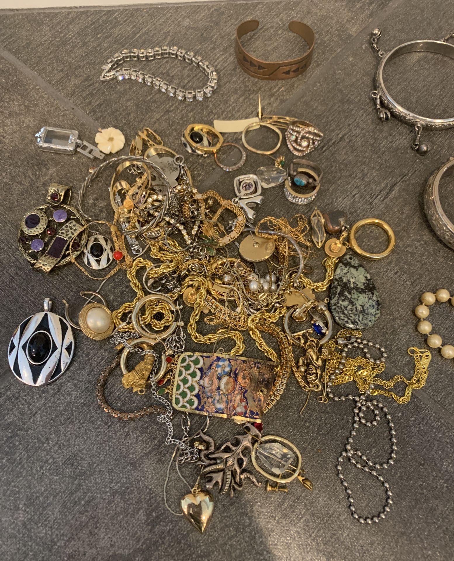 LOT OF MIXED FASHION JEWELRY , MIXED ITEMS, SOME BROKEN - Image 2 of 3