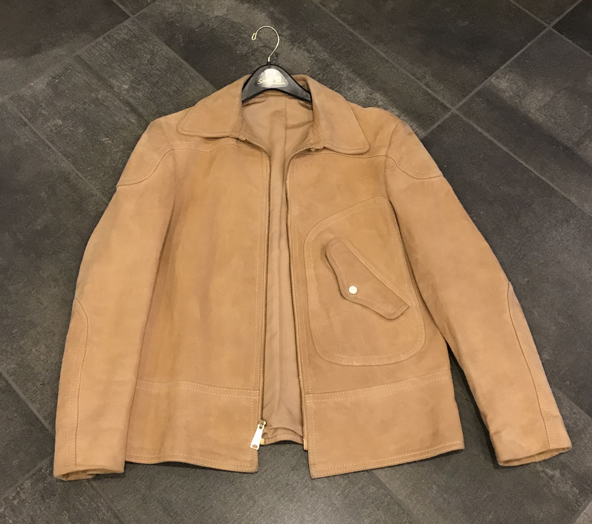 VINTAGE TAN LEATHER JACKET WITH EXTERIOR POCKET (HANGER NOT INCLUDED)