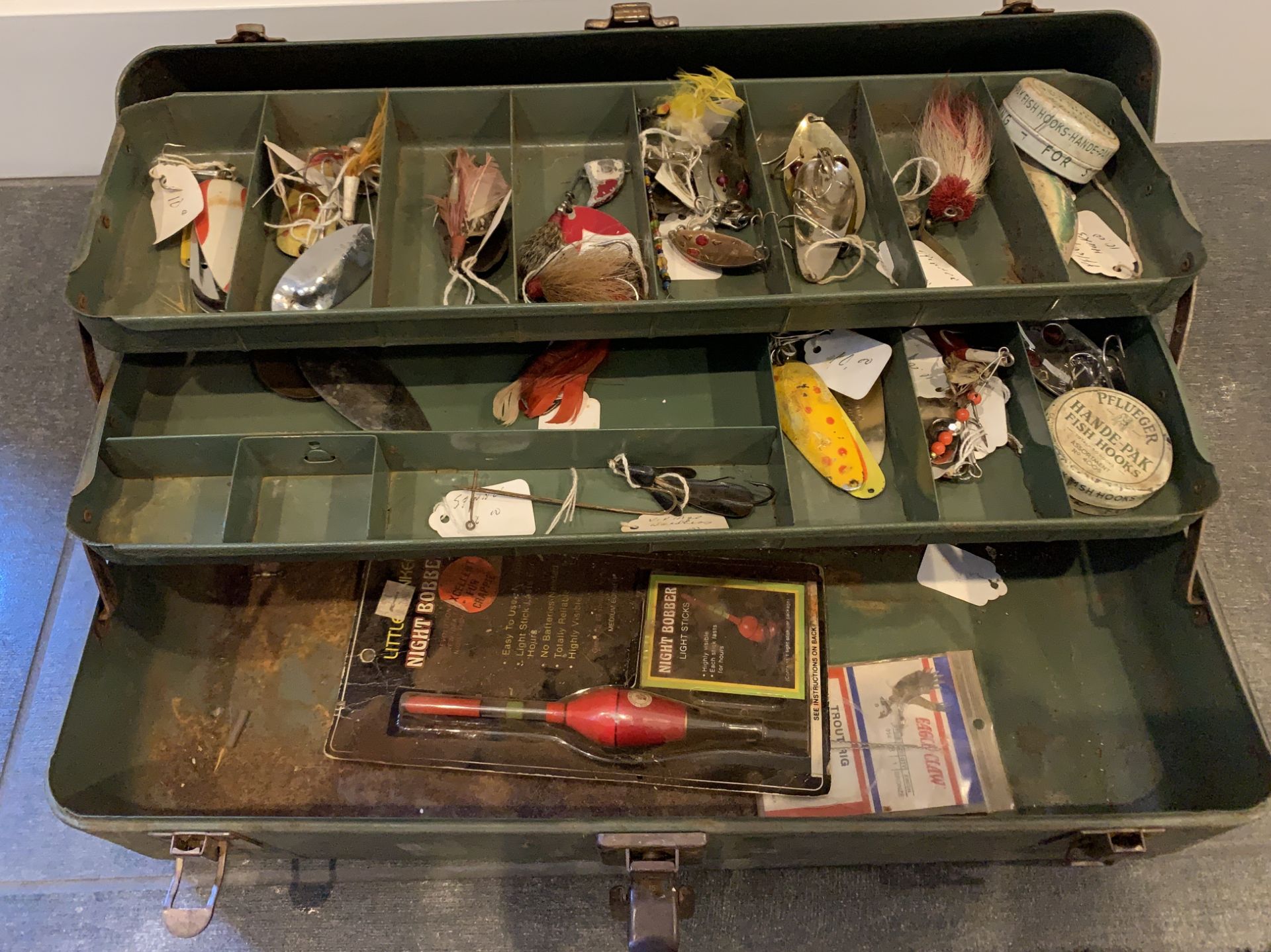 VINTAGE FISHERMAN'S TACKLE BOX WITH FISHING ITEMS INSIDE $350 VALUE LEATHER HANDLE ON CASE - Image 4 of 11
