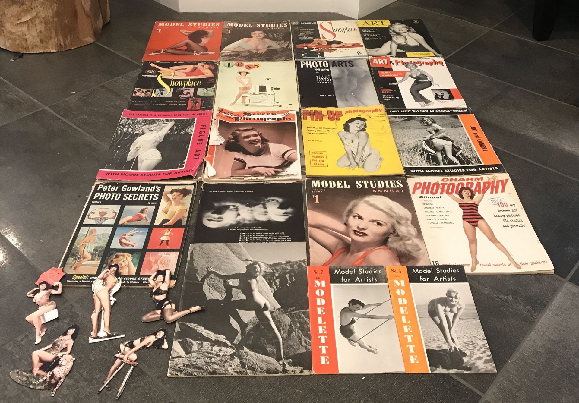 19 VINTAGE PIN-UP GIRL MAGAZINES AND FIVE BETTY PAGE MAGNETS. - Image 2 of 2