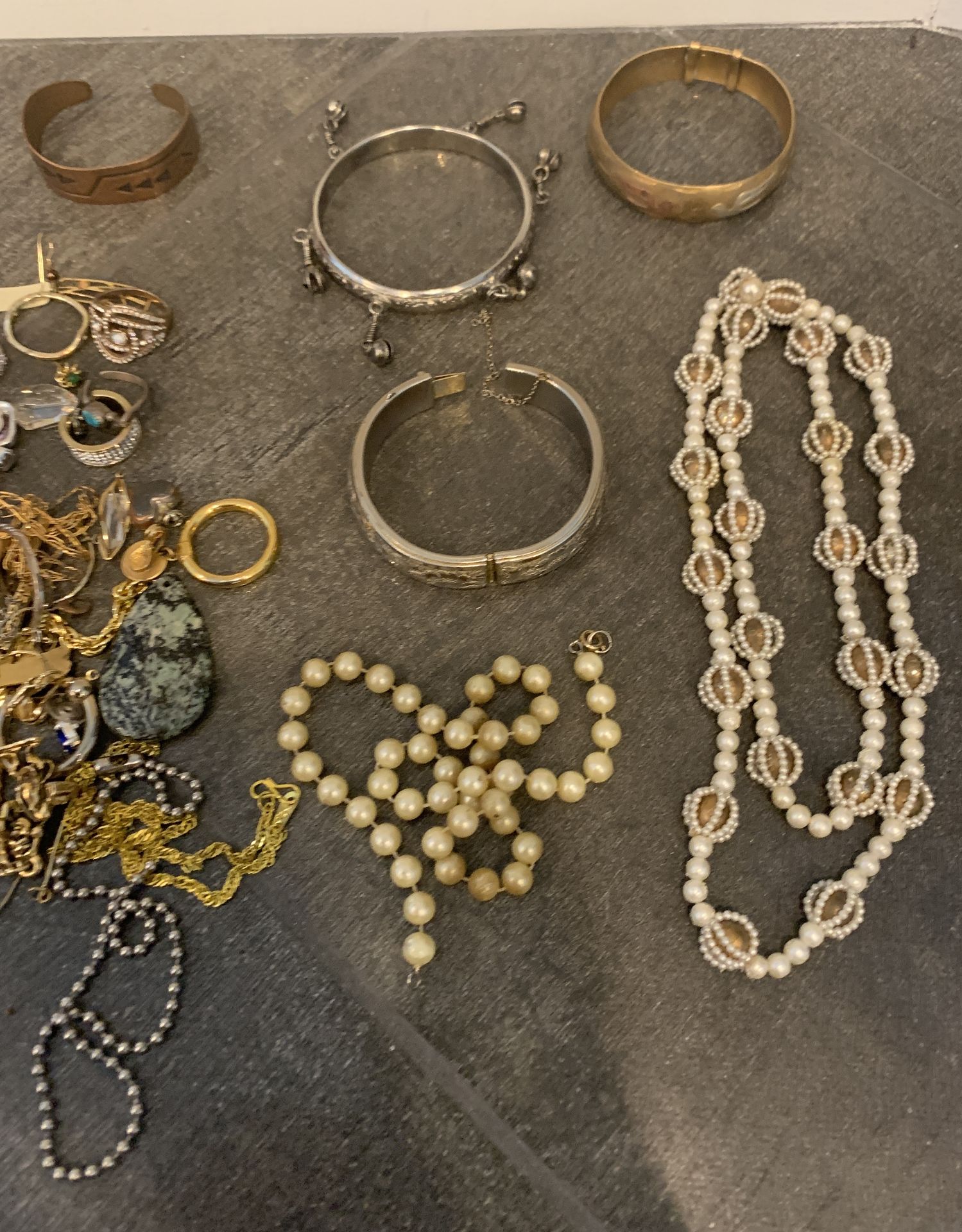 LOT OF MIXED FASHION JEWELRY , MIXED ITEMS, SOME BROKEN - Image 3 of 3