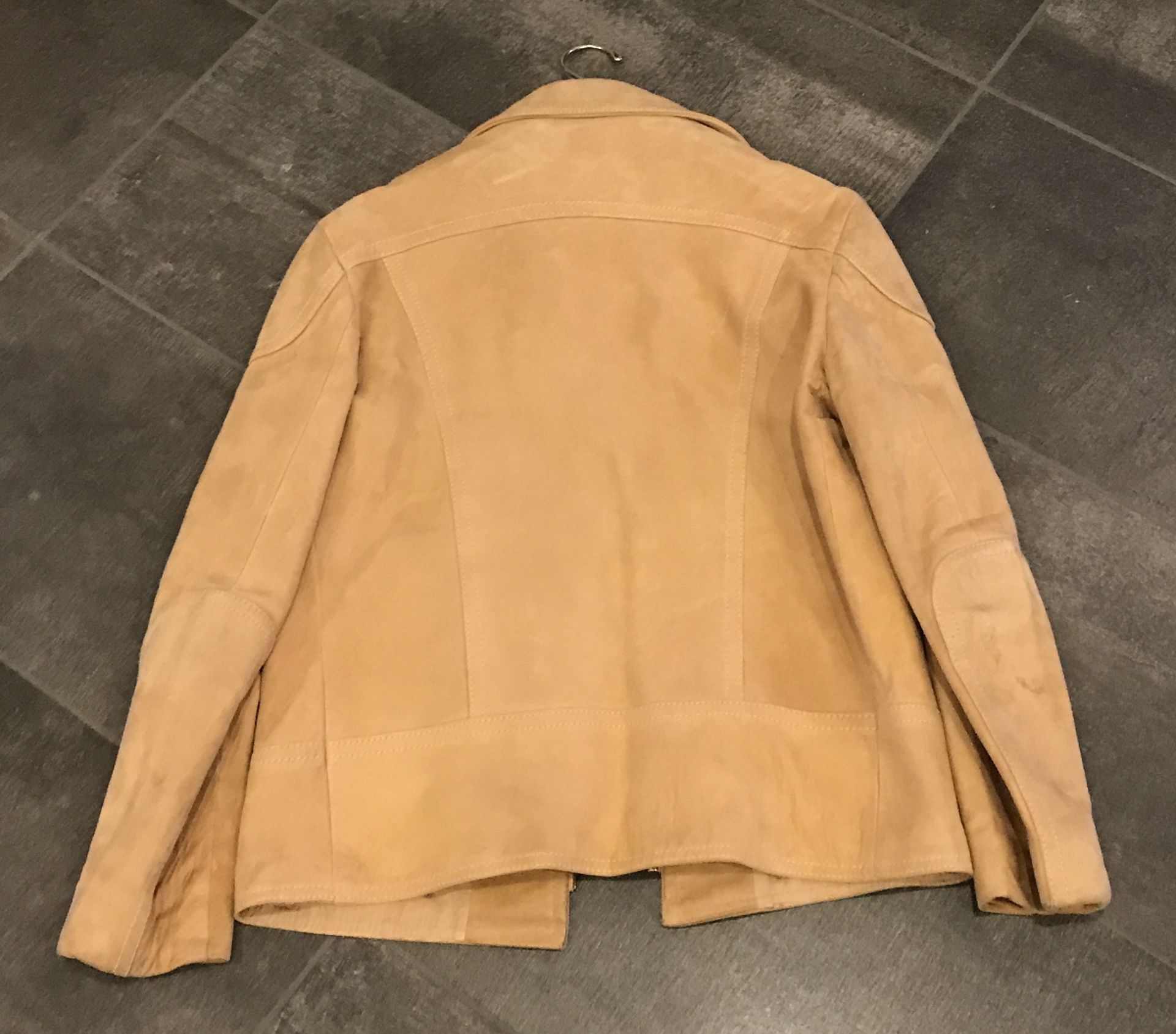 VINTAGE TAN LEATHER JACKET WITH EXTERIOR POCKET (HANGER NOT INCLUDED) - Image 2 of 2