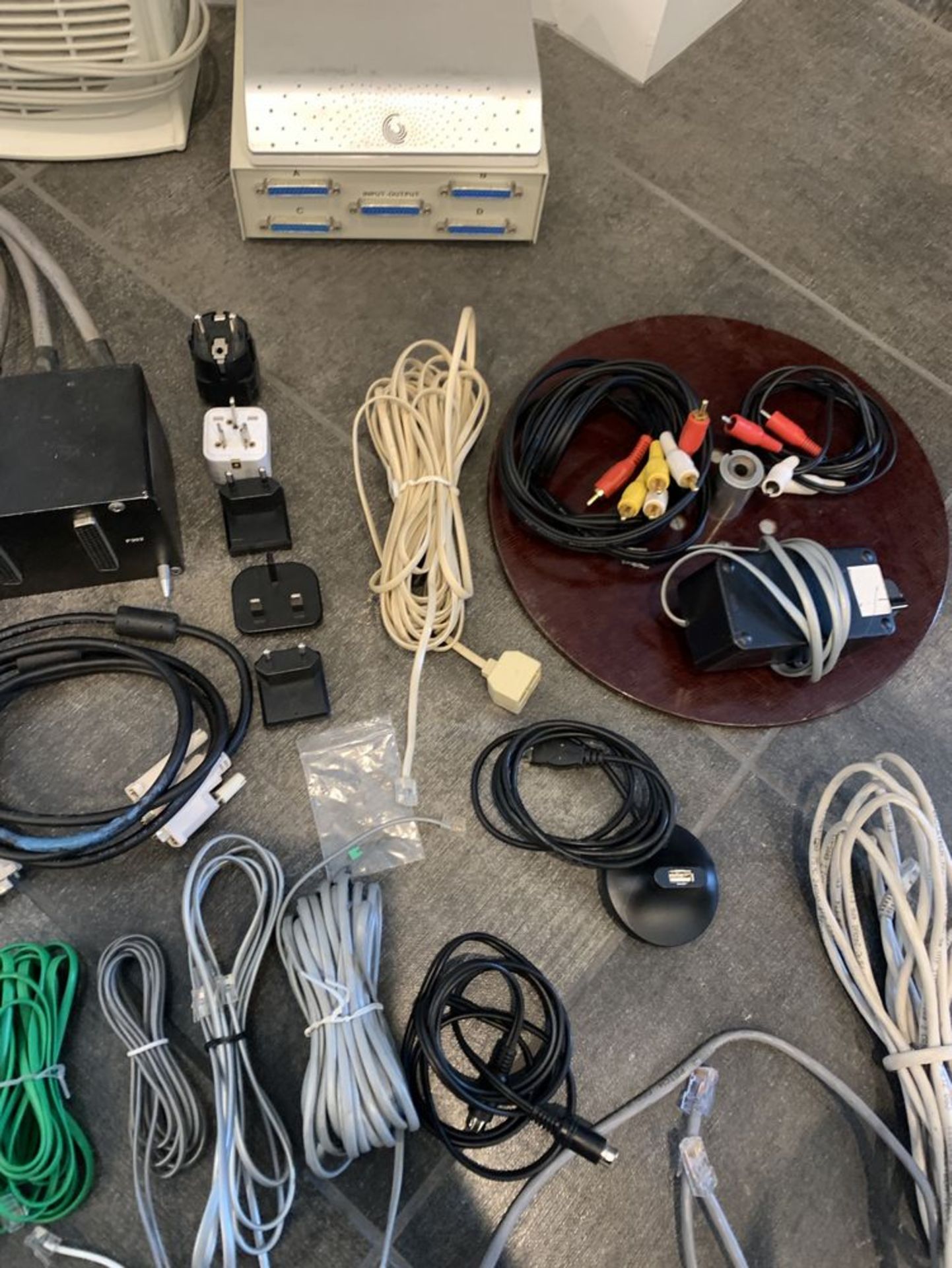 LARGE MIXED LOT OF ELECTRONICS, COMPUTER ITEMS CABLES AND MORE - Image 6 of 7