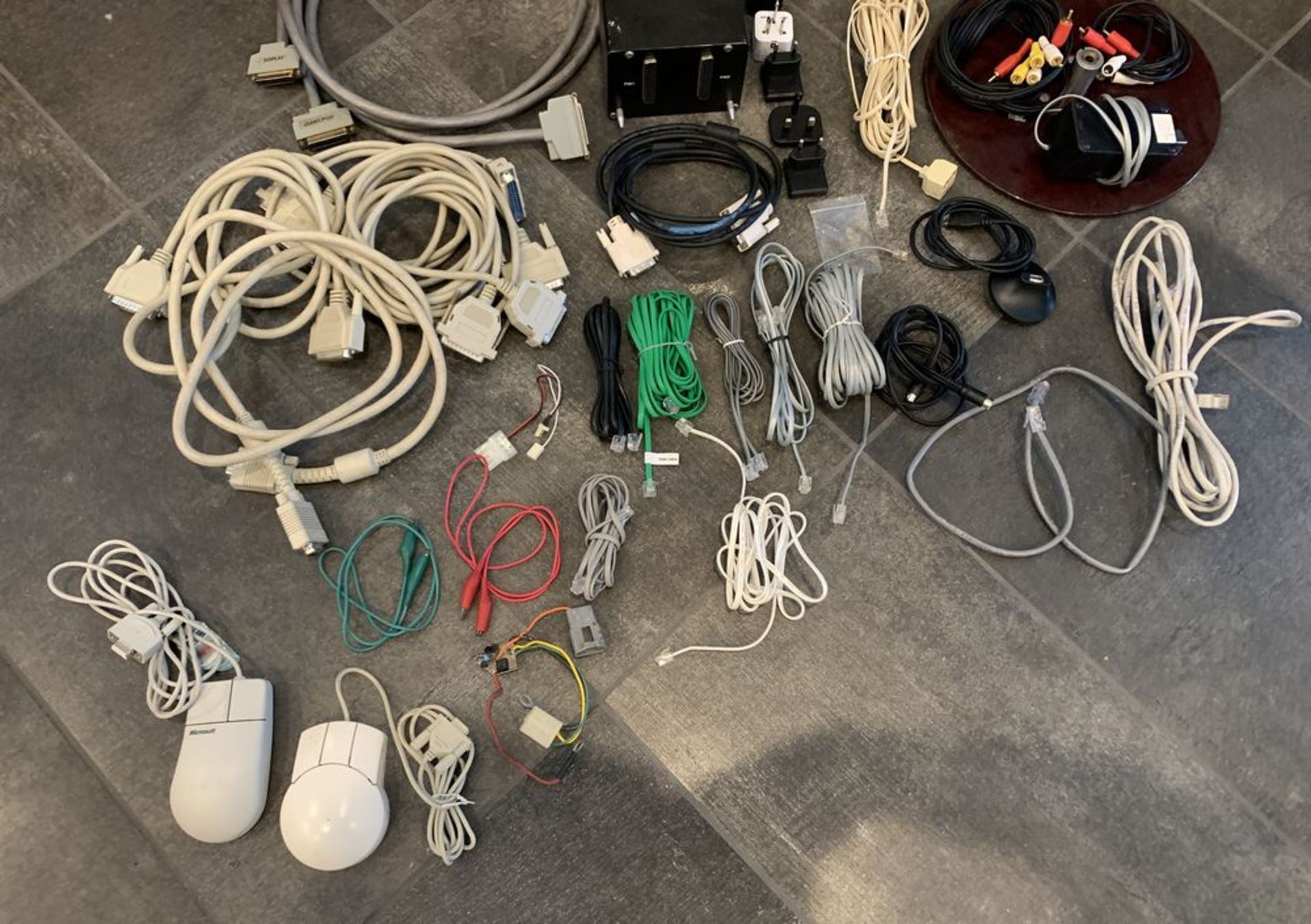 LARGE MIXED LOT OF ELECTRONICS, COMPUTER ITEMS CABLES AND MORE - Image 2 of 7