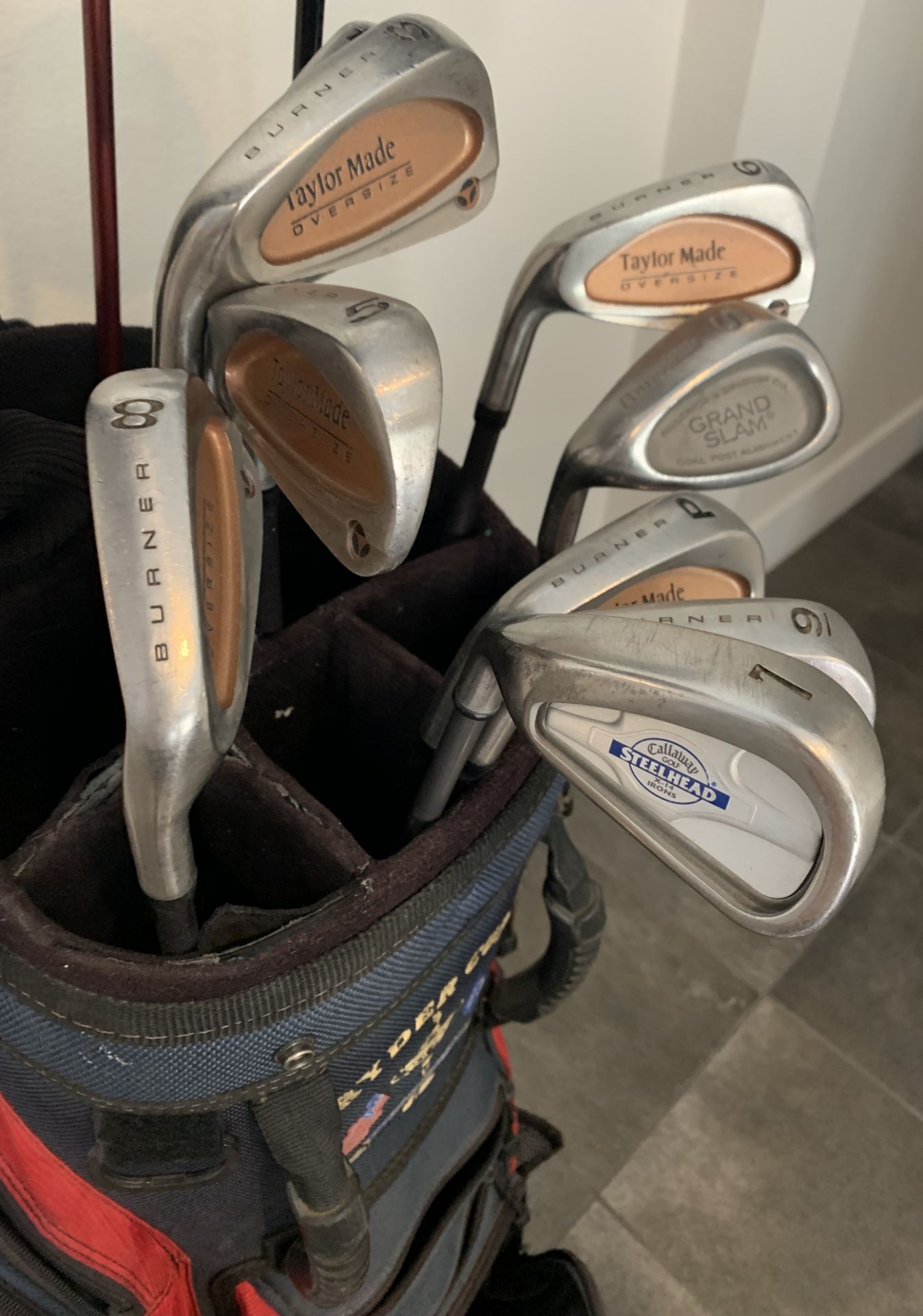 LOT OF MIXED GOLF RYDER CUP LEFT TAYLOR MADE CLUBS AND BAG - Image 4 of 6