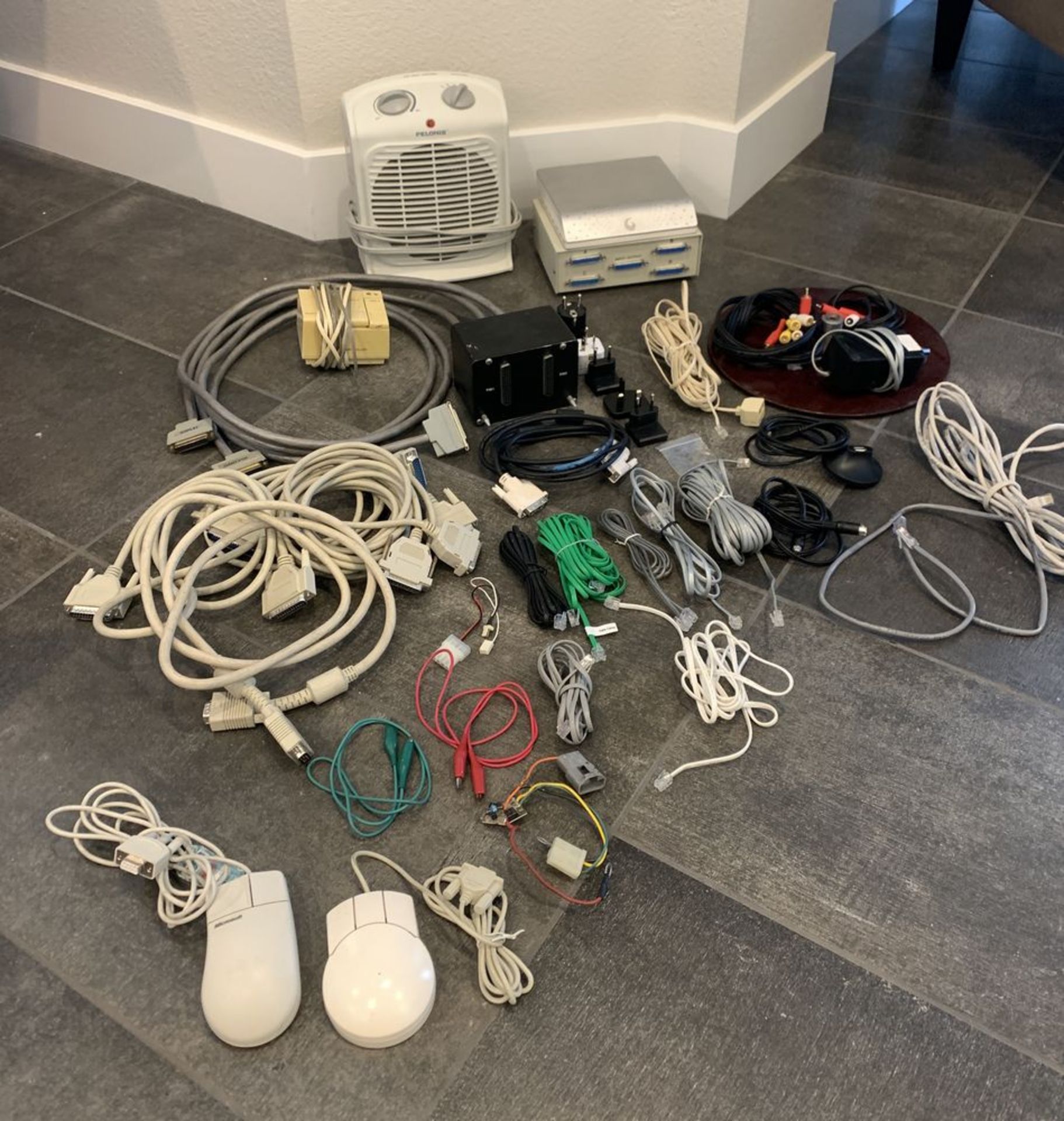 LARGE MIXED LOT OF ELECTRONICS, COMPUTER ITEMS CABLES AND MORE