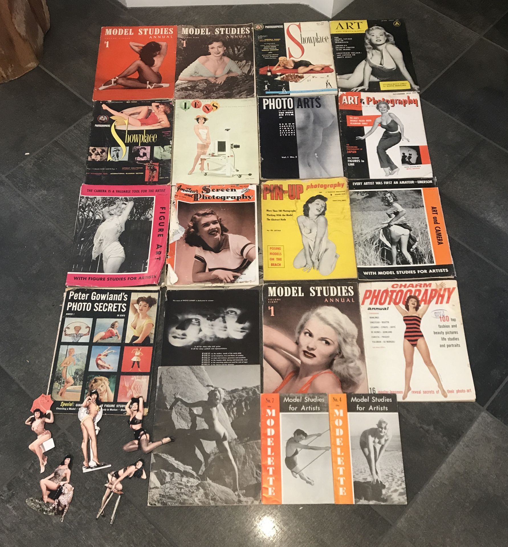 19 VINTAGE PIN-UP GIRL MAGAZINES AND FIVE BETTY PAGE MAGNETS.