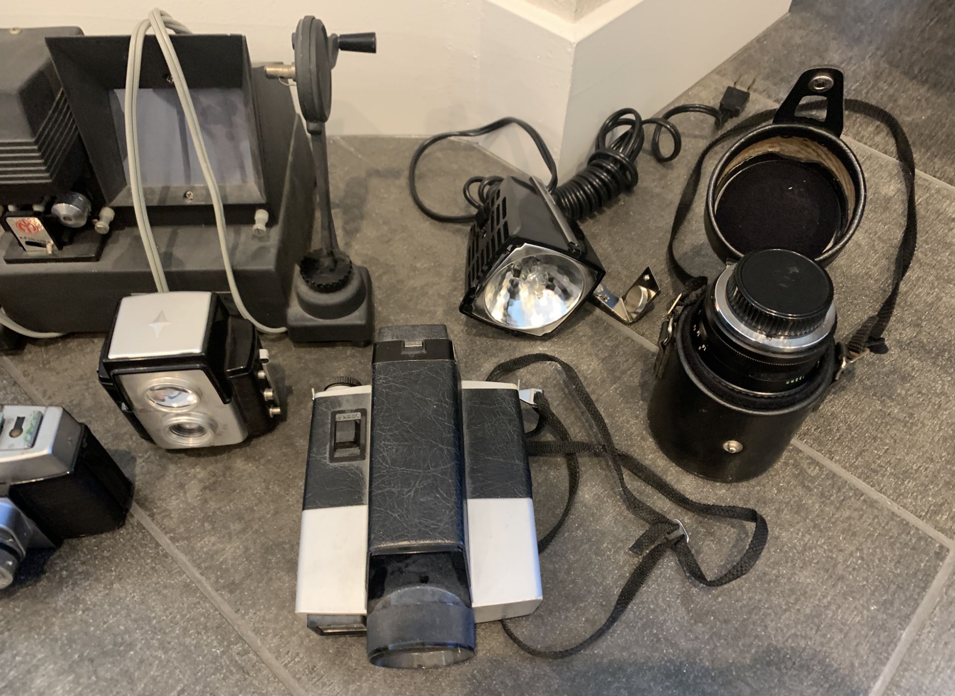 LOT OF ANTIQUE CAMERA'S , EQUIPMENT, LIGHTS, CASES ++ - Image 4 of 5