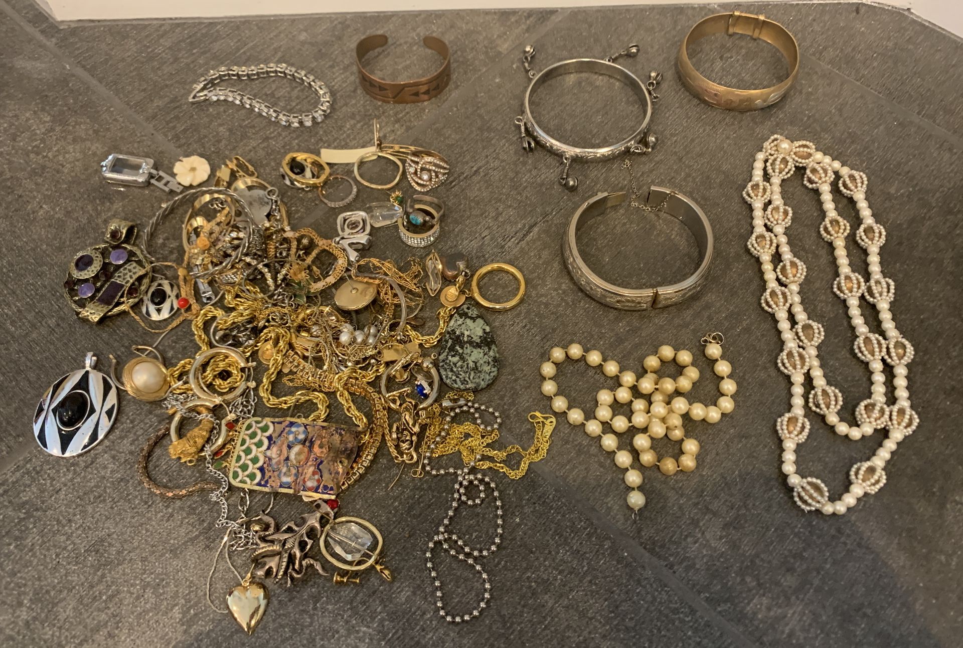 LOT OF MIXED FASHION JEWELRY , MIXED ITEMS, SOME BROKEN