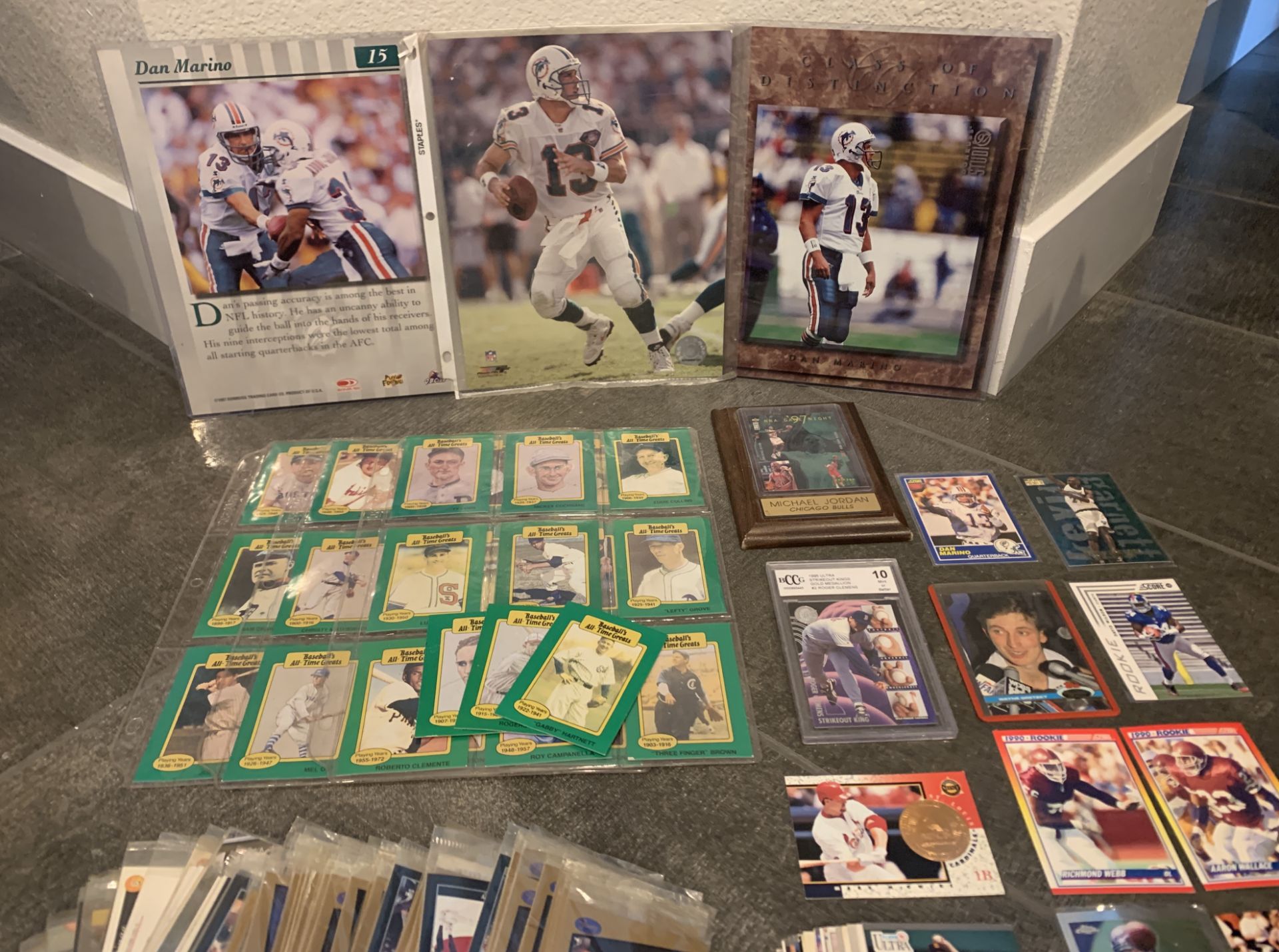 LOTS OF SOME VERY RARE COLLECTIBLE ITEMS AND CARDS DAN MARINO, WAYNE GRETZKY + MORE - Image 3 of 4