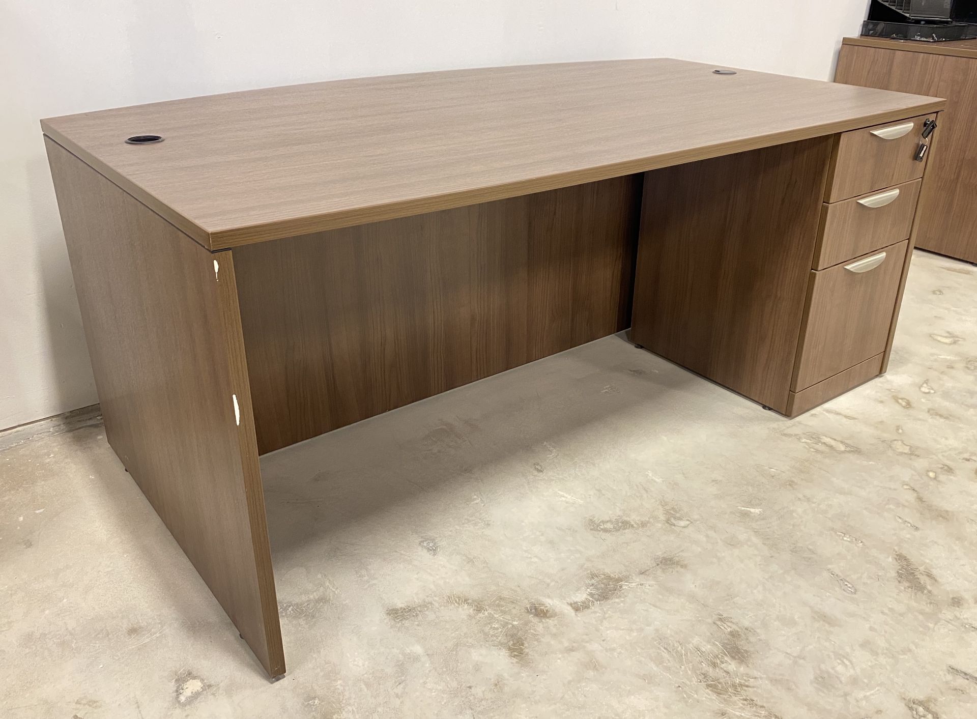 LARGE EXECUTIVE OFFICE DESK - Image 3 of 3