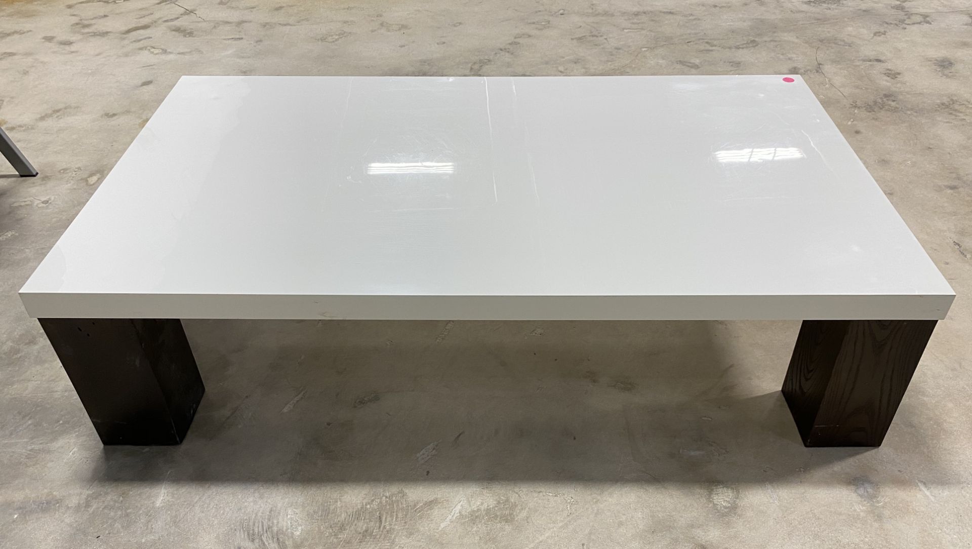 MODERN WHITE AND BROWN COFFEE TABLE - Image 2 of 3