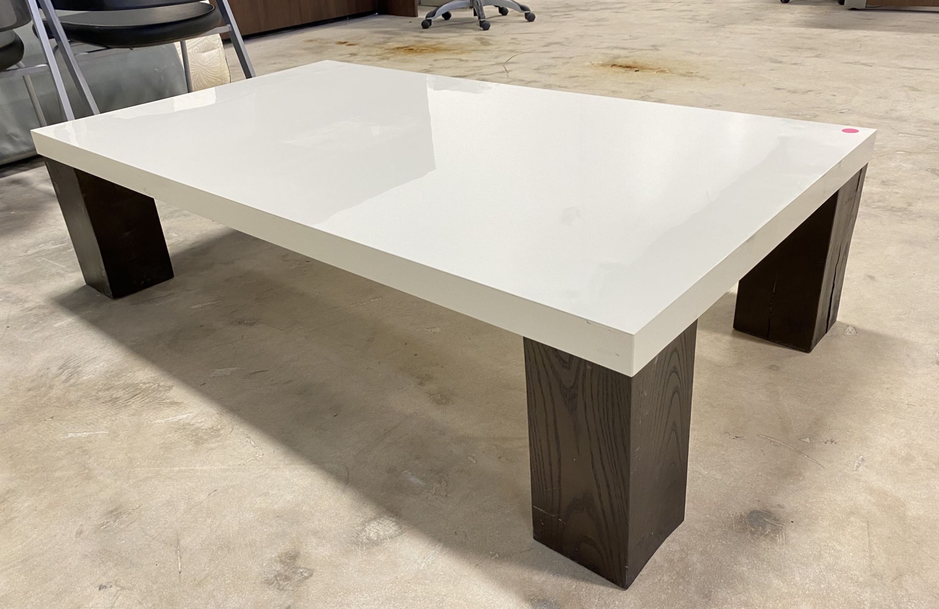 MODERN WHITE AND BROWN COFFEE TABLE - Image 3 of 3