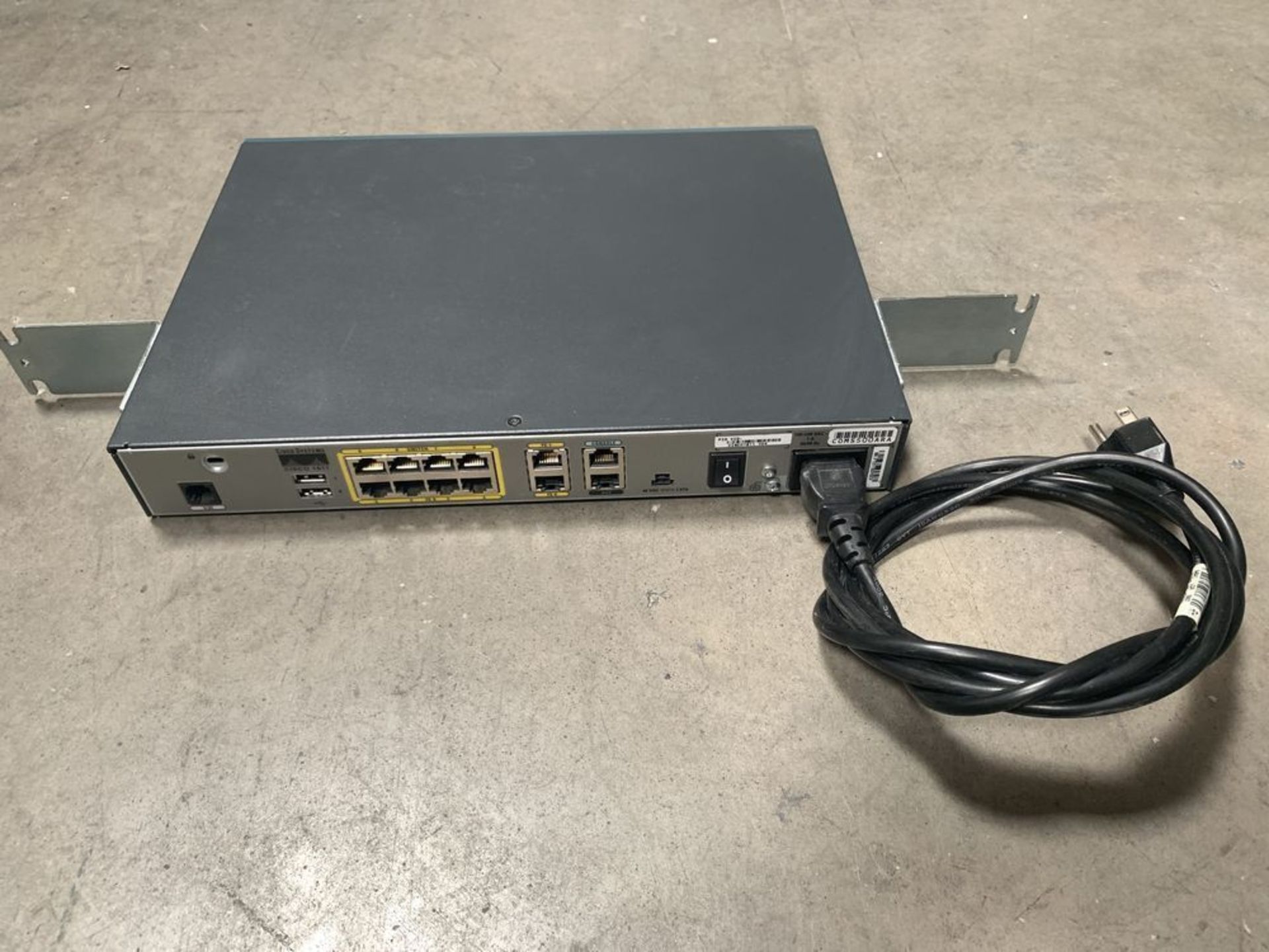 Cisco Systems 1800 Series Integrated Services Router 341-0135-02, with Brackets and Power - Image 5 of 6