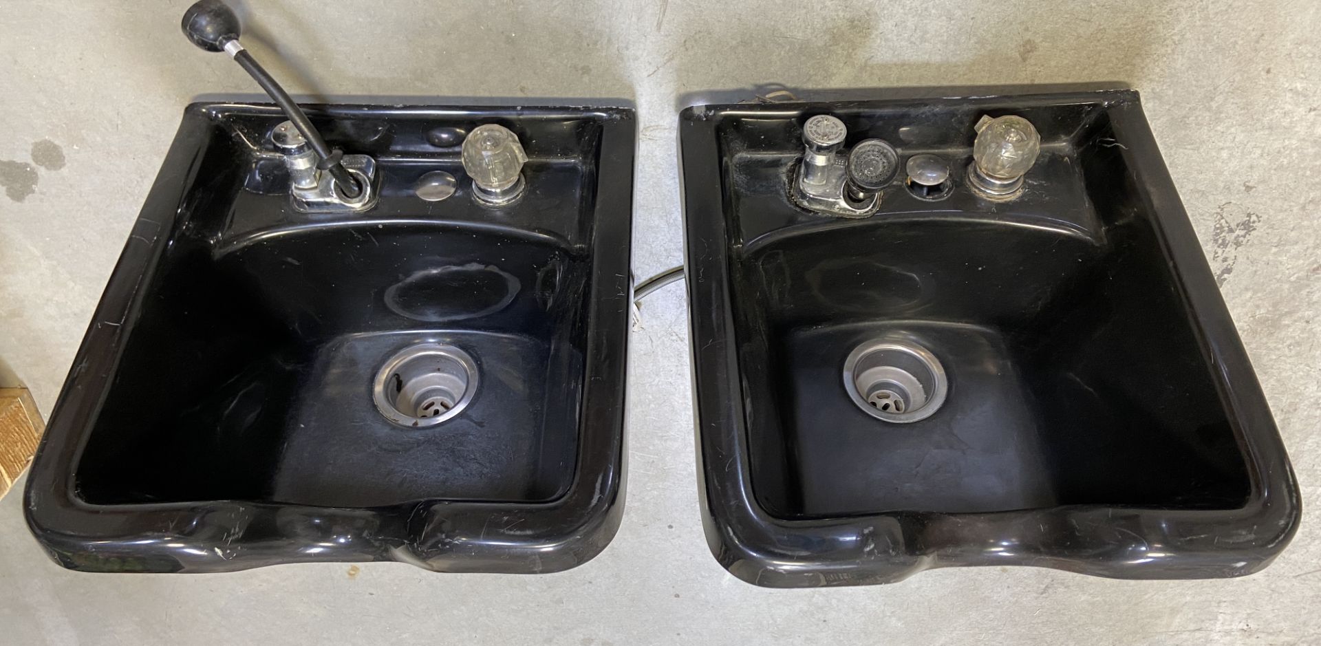 2x Professional Salon Hair Washing Sinks with Hoses and Plumbing Parts - Image 2 of 11