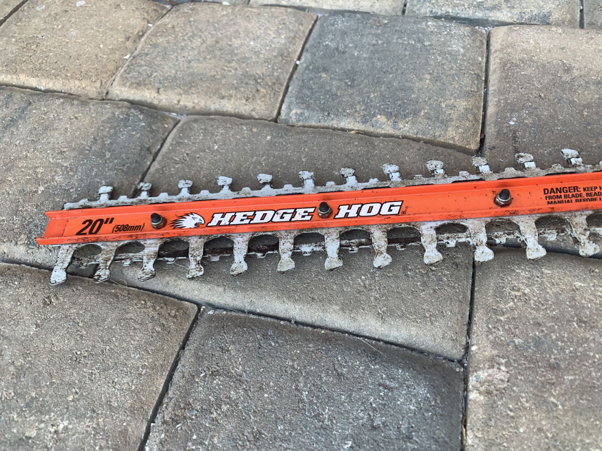 20" BLACK AND DECKER HEDGE HOG WORKS PERFECT - Image 2 of 2