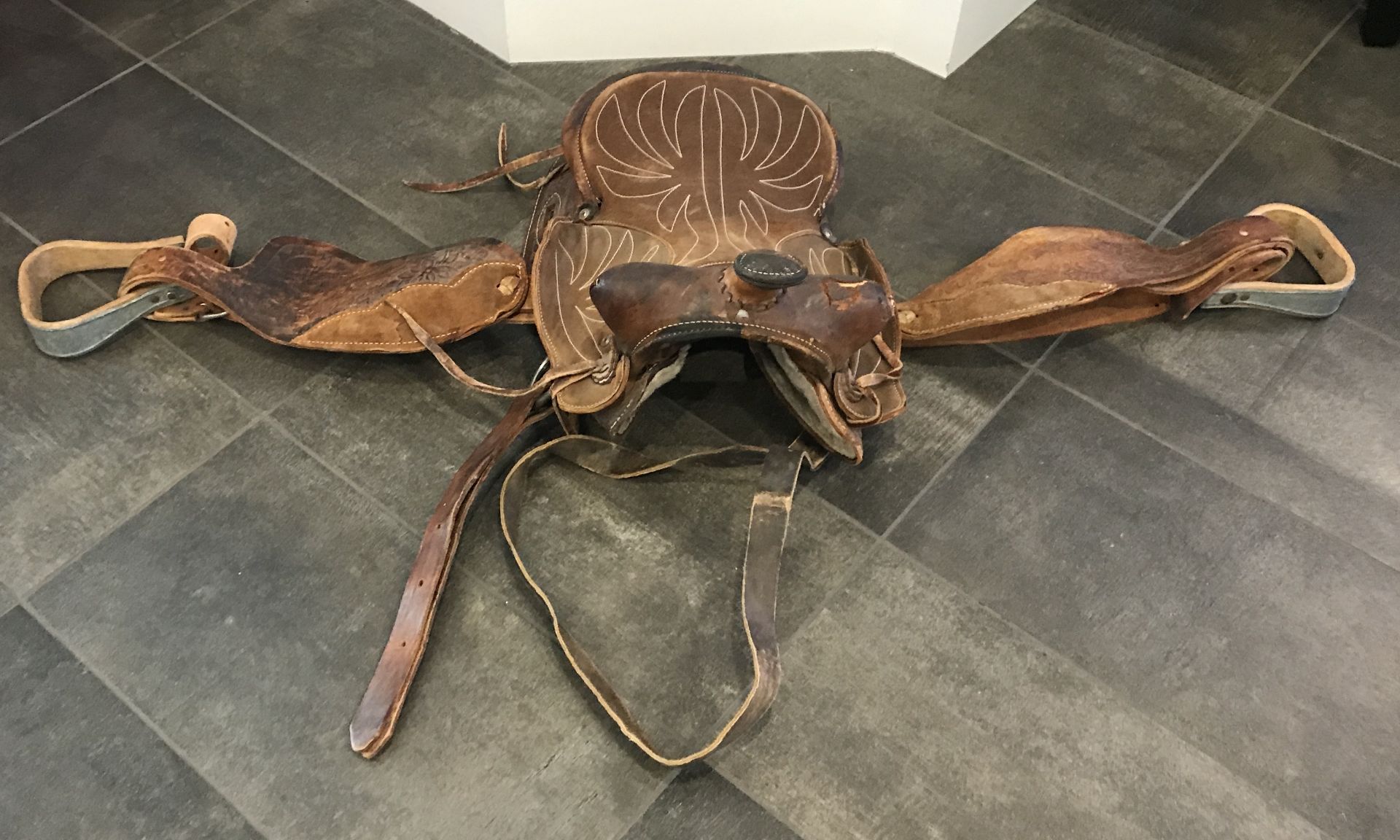 BROWN AUTHENTIC LEATHER HORSE SATTLE WITH INTRICATE DESIGN