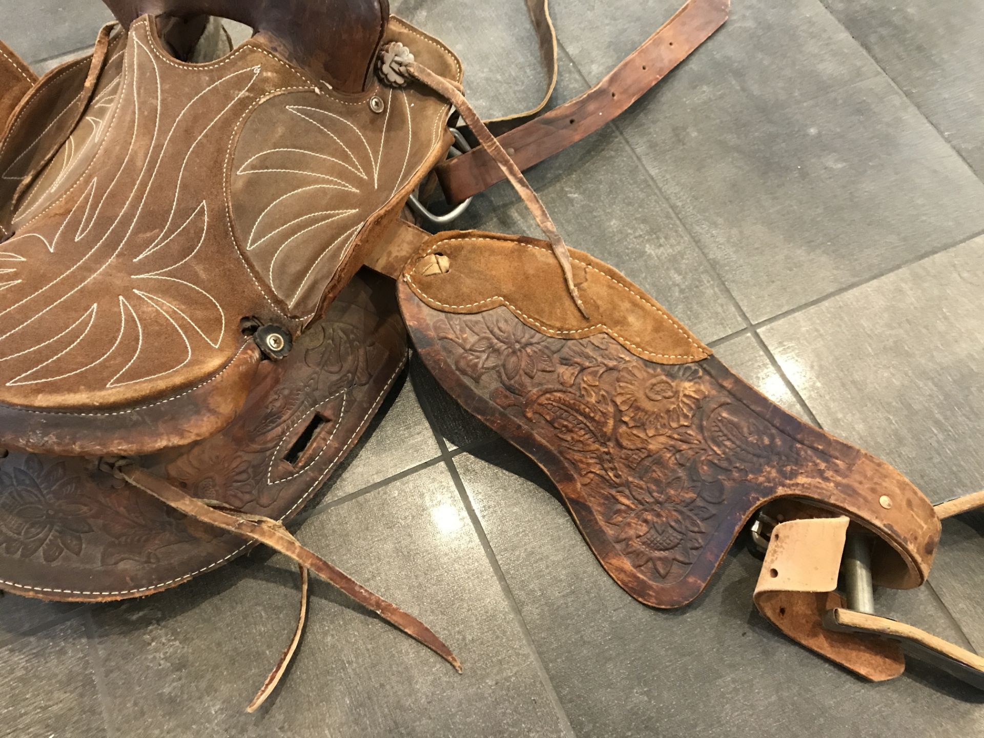BROWN AUTHENTIC LEATHER HORSE SATTLE WITH INTRICATE DESIGN - Image 3 of 5