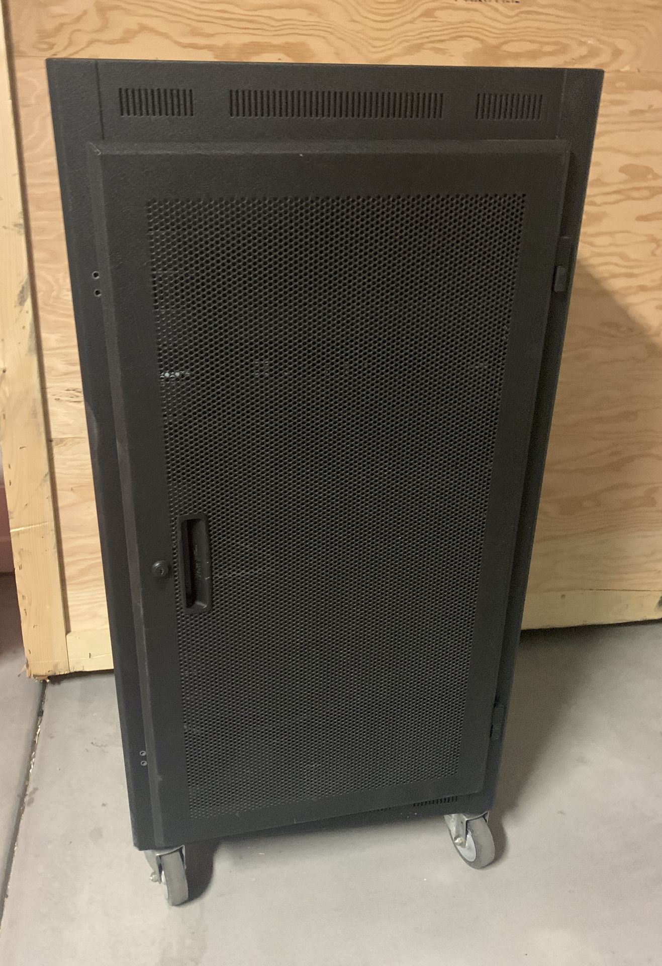 SERVER CABINET ON WHEELS WITH LOCKS, KEYS , SECURE DRAWERS, Lowell SCS4R AC Power Sequence $2500 - Image 4 of 7