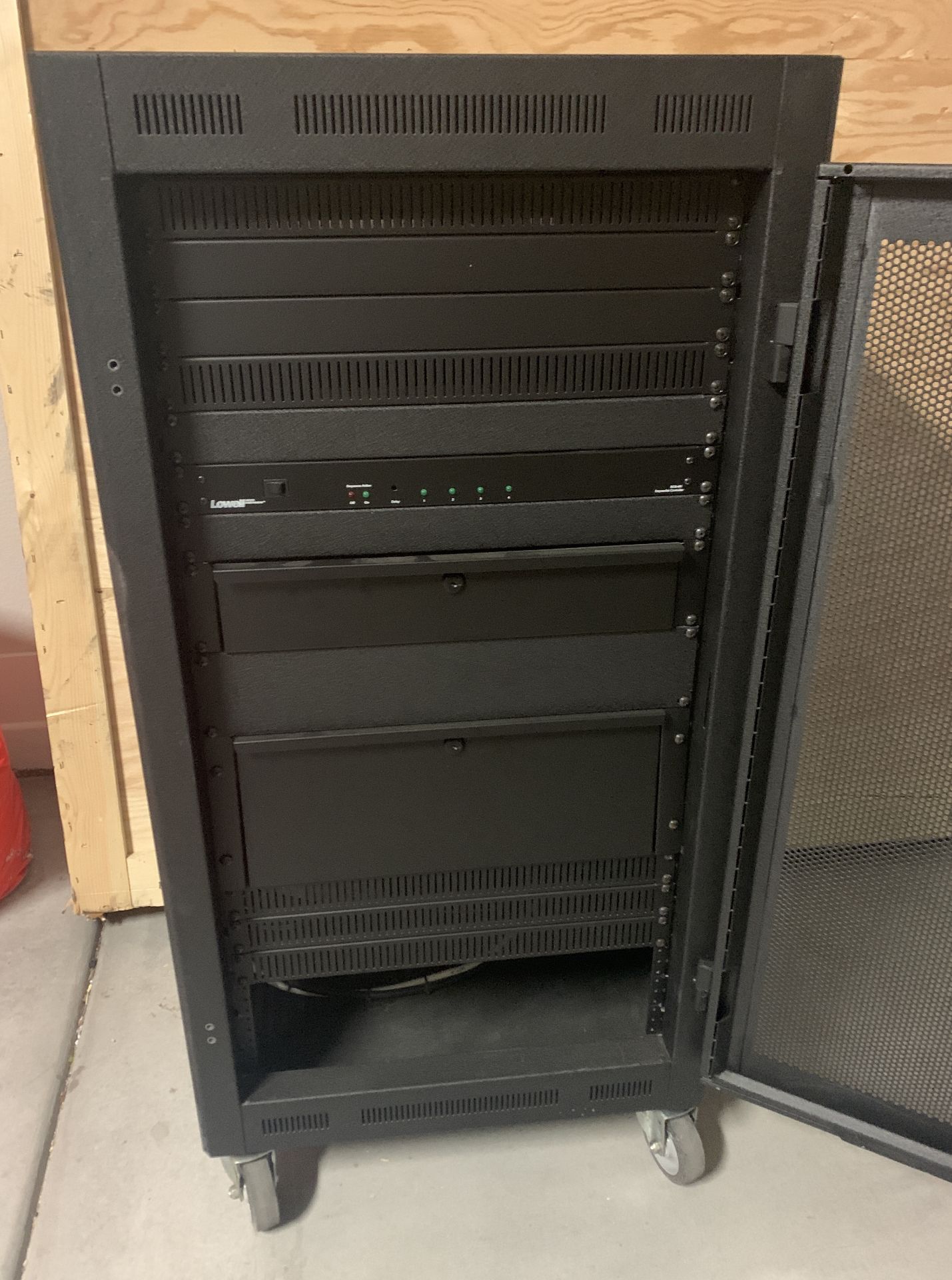 SERVER CABINET ON WHEELS WITH LOCKS, KEYS , SECURE DRAWERS, Lowell SCS4R AC Power Sequence $2500