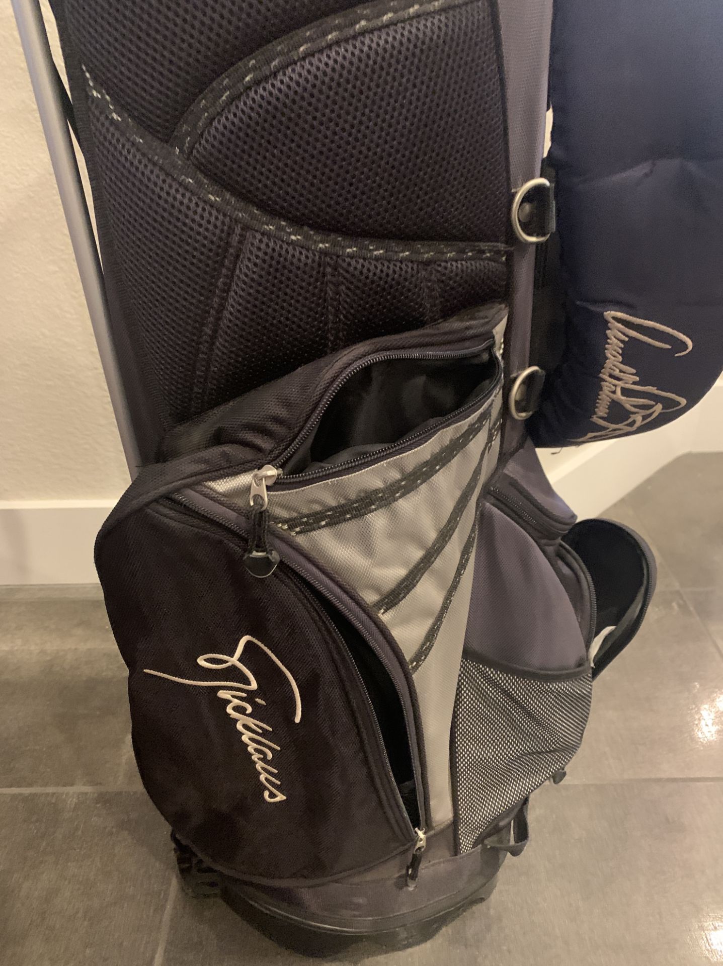 GOLF BAG WITH KICK STAND AND MIXED GOLD CLUBS - Image 2 of 4