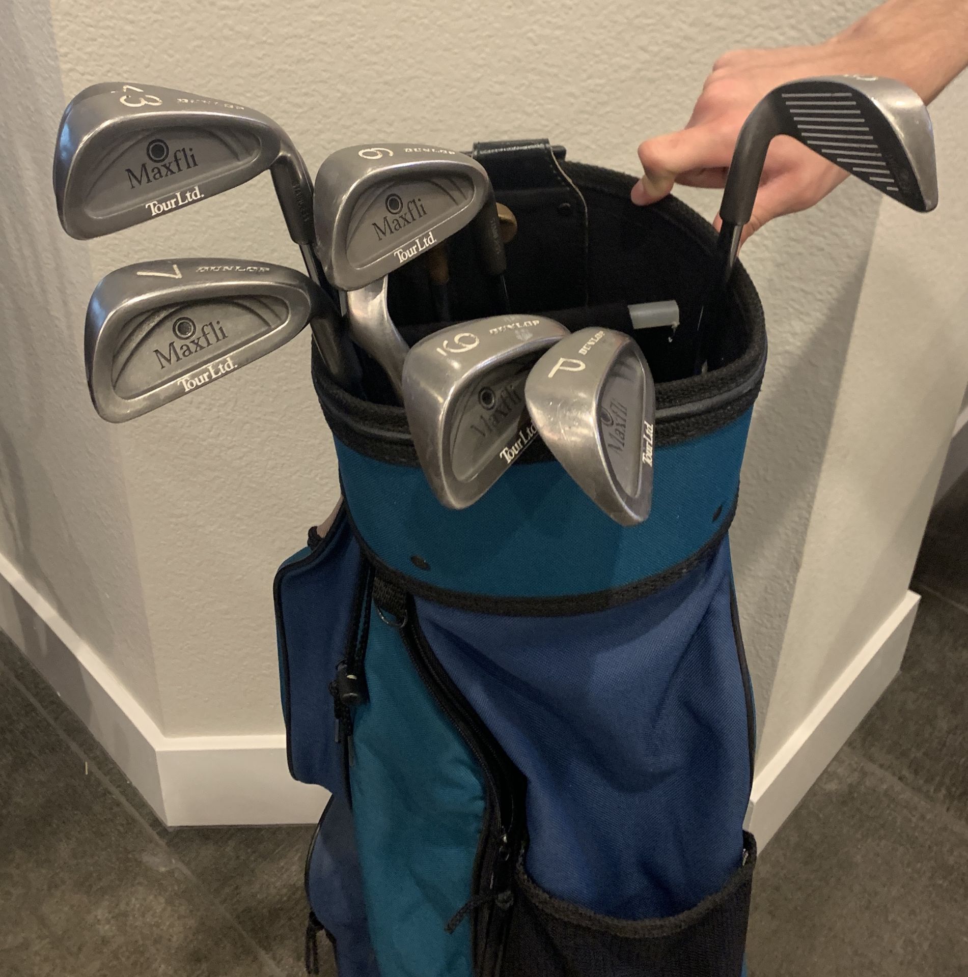 GOLF BAG AND MIXED GOLD CLUBS - Image 2 of 3