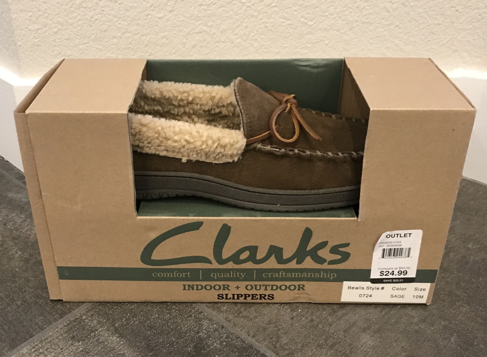 CLARKS INDOOR AND OUTDOOR BROWN HOUSE SLIPPERS IN A SIZE 10M