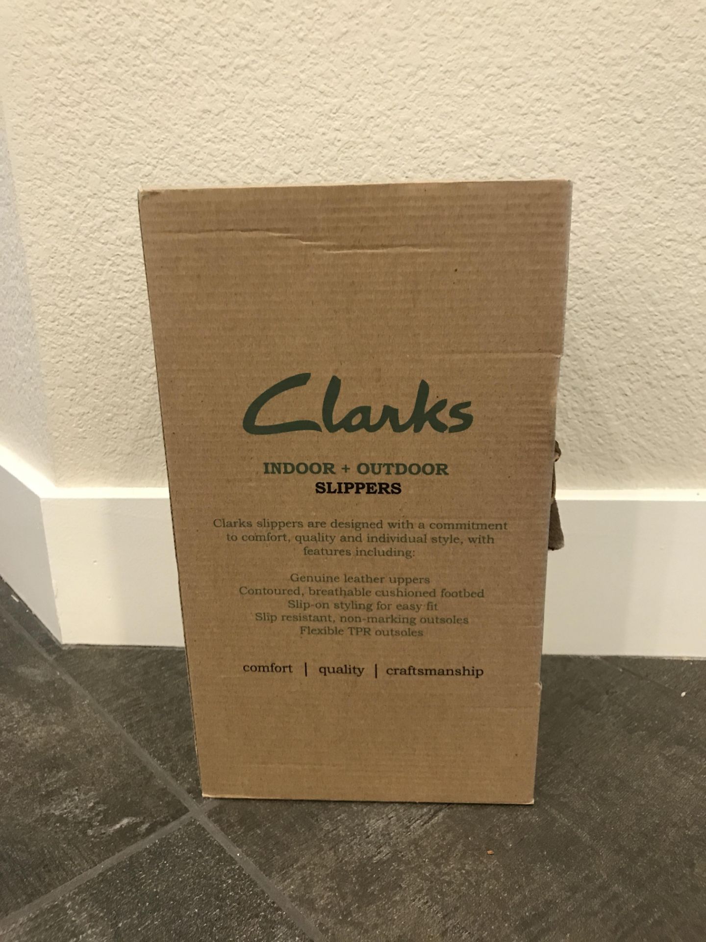 CLARKS INDOOR AND OUTDOOR BROWN HOUSE SLIPPERS IN A SIZE 10M - Image 2 of 2