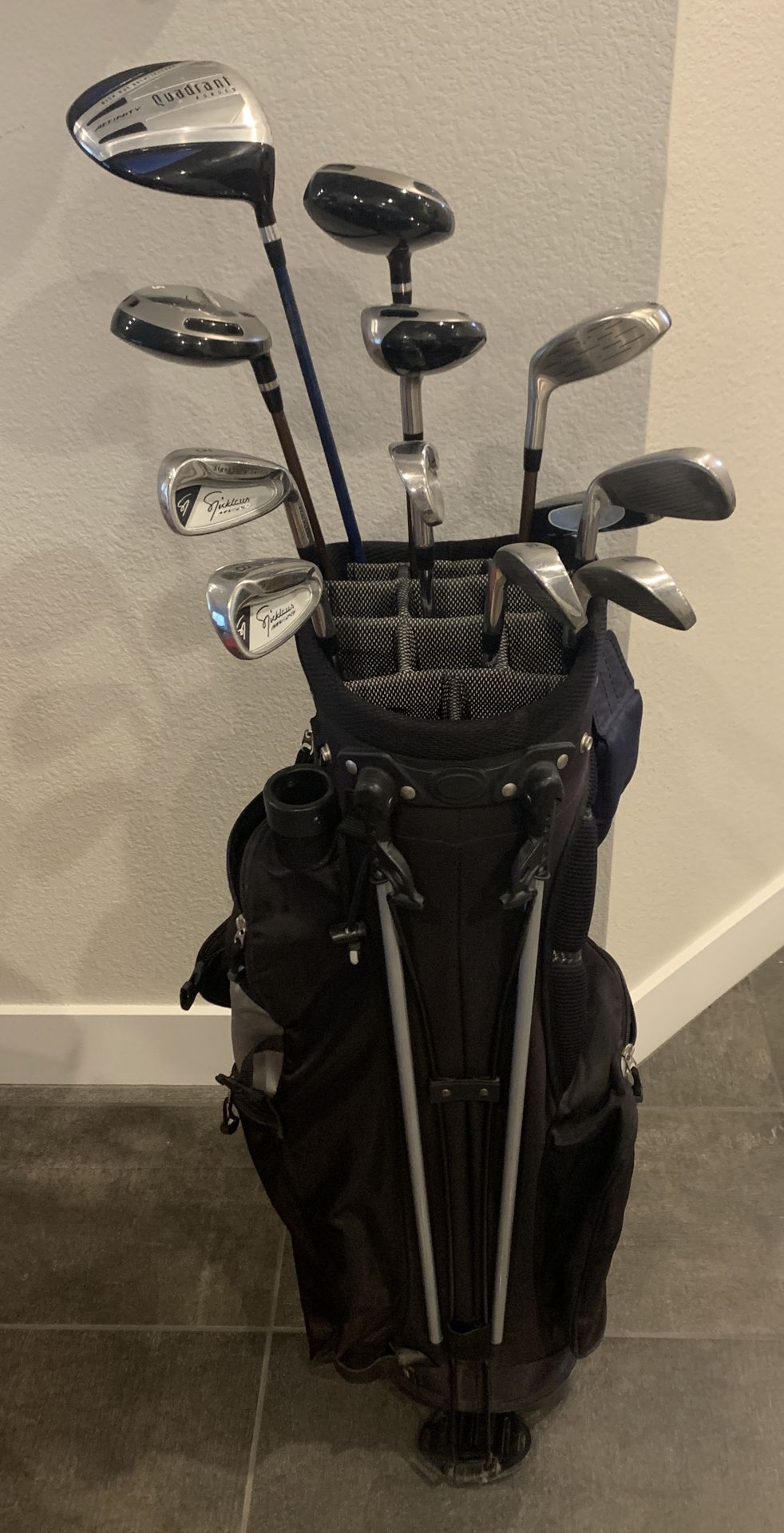 GOLF BAG WITH KICK STAND AND MIXED GOLD CLUBS