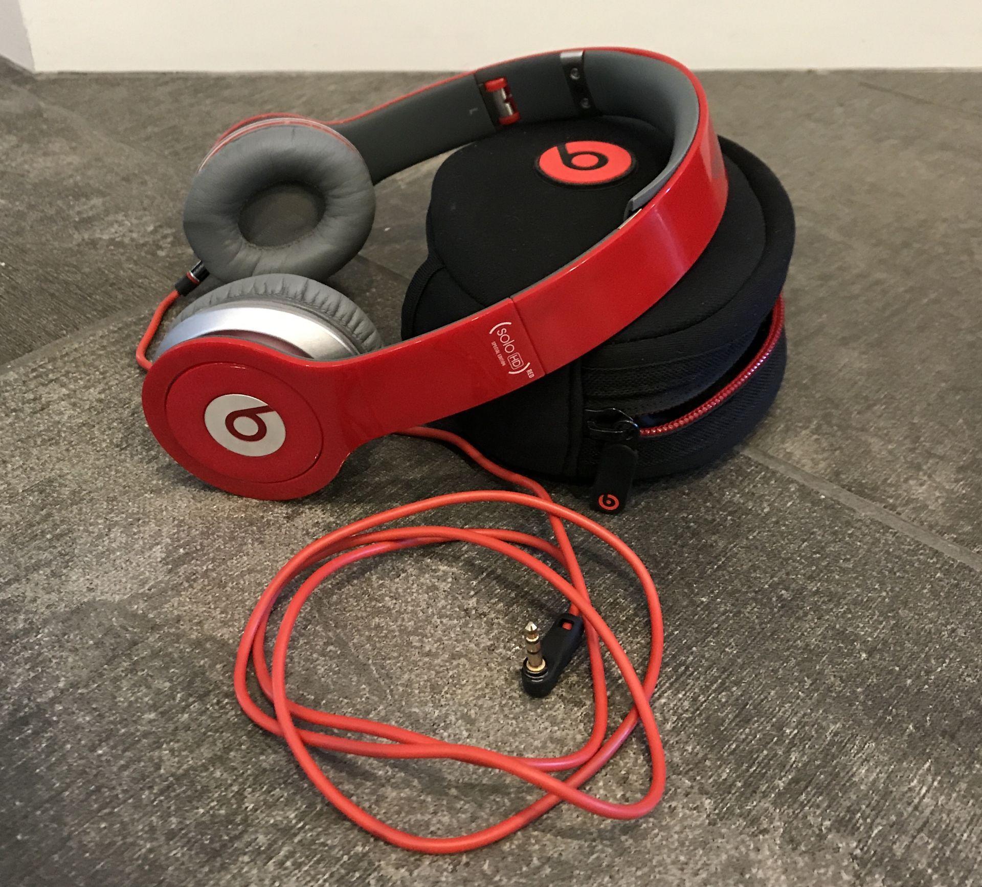 LOT OF RED WIRED BEATS BY DR. DRE WITH TRAVEL CASE - Image 2 of 3