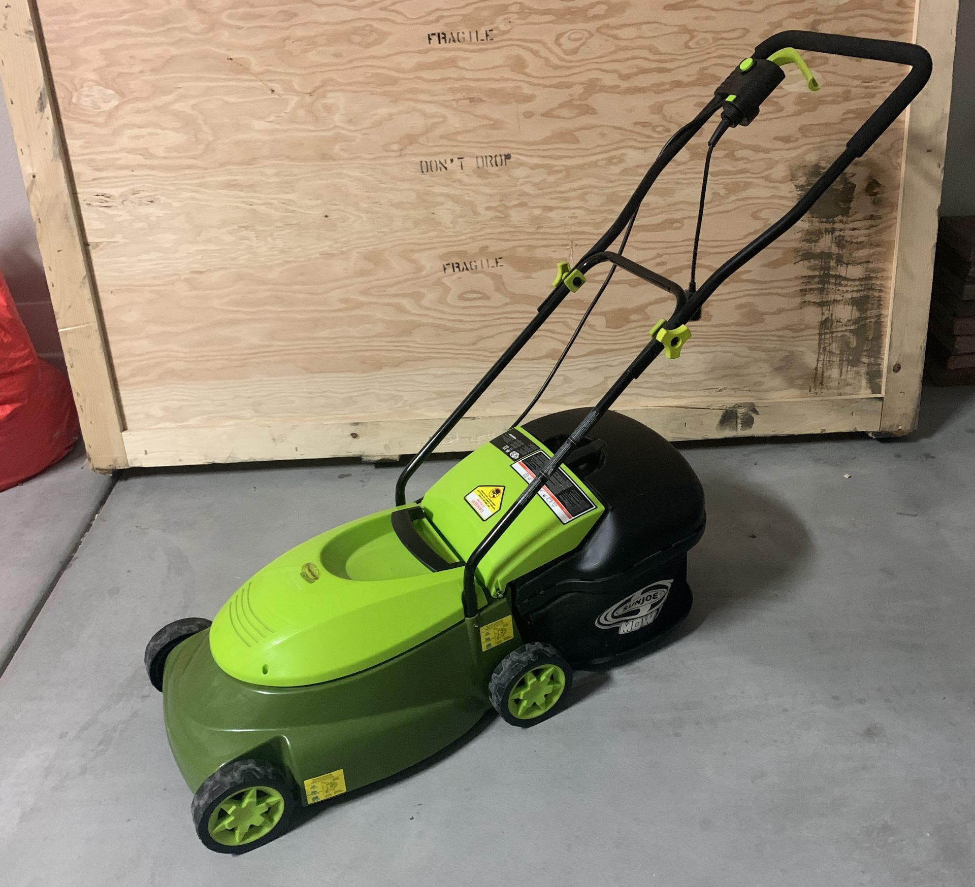 SUNJOE MOW JOE ELECTRIC LAWN MOWER / HANDLES FOLD IN