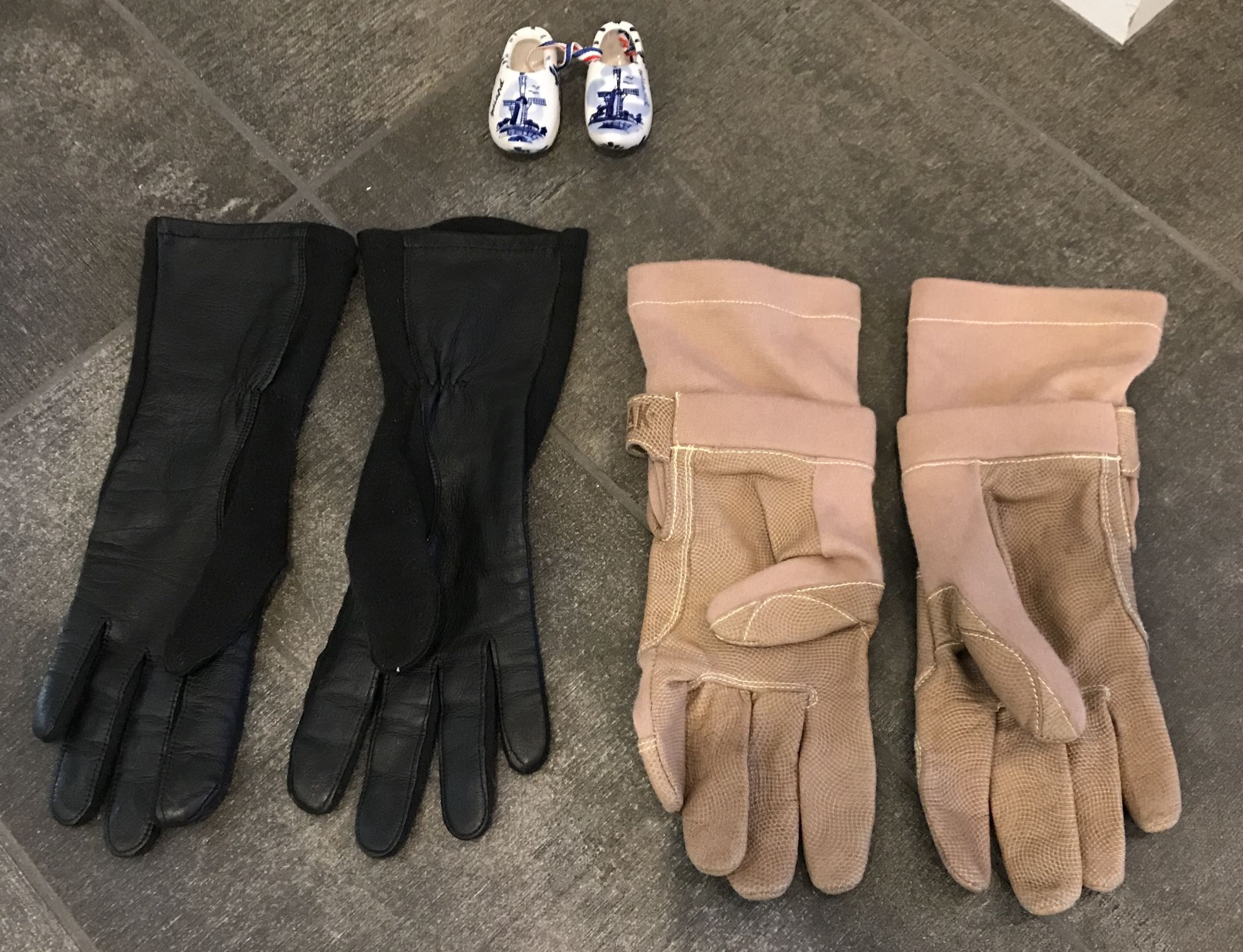 LOT OF BLACK LEATHER MILITARY GLOVES PAIR OF TAN LEATHER MILITARY GLOVES AND PAIR OF SOUVENIR SHOES - Image 3 of 3