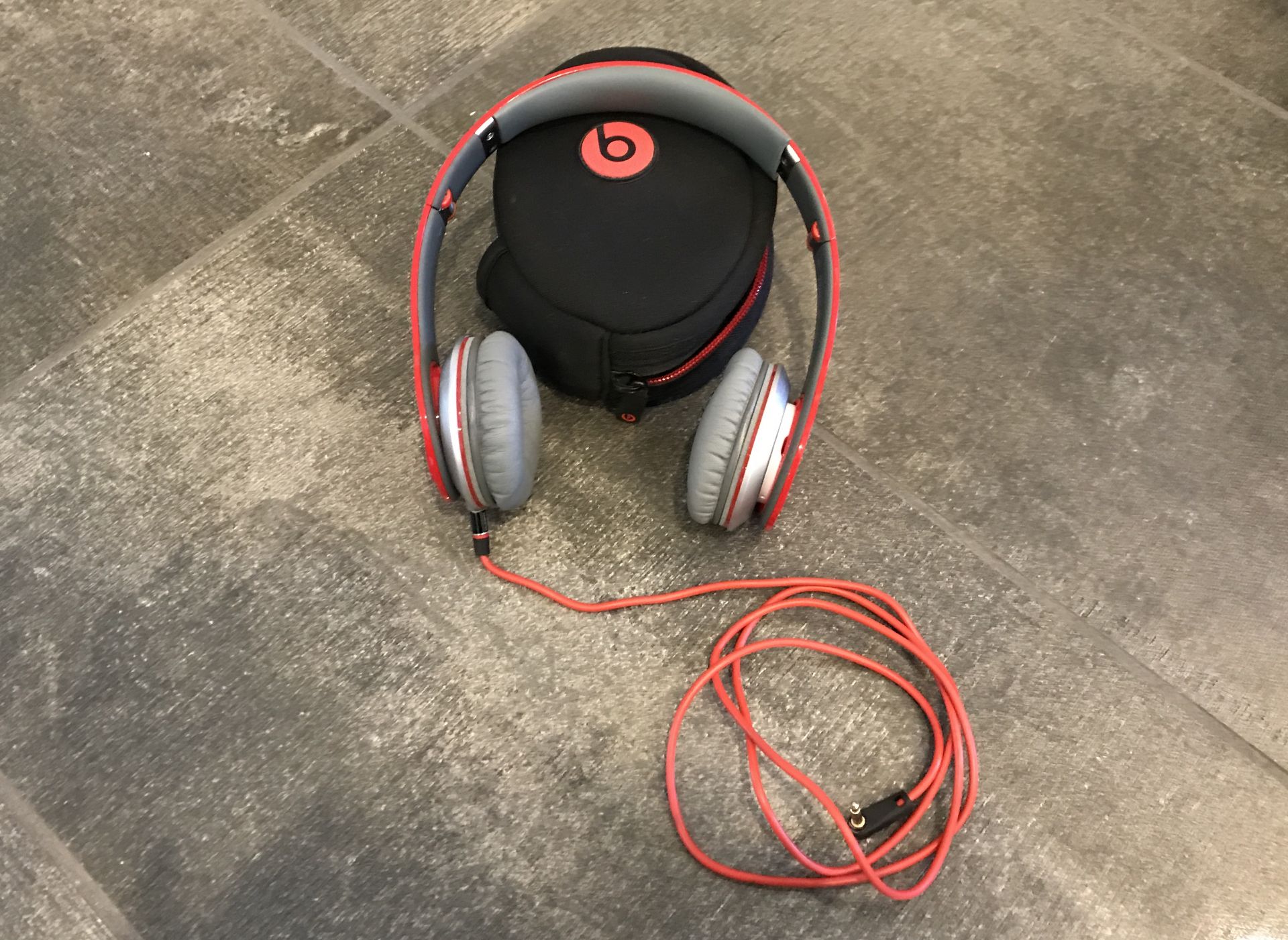 LOT OF RED WIRED BEATS BY DR. DRE WITH TRAVEL CASE