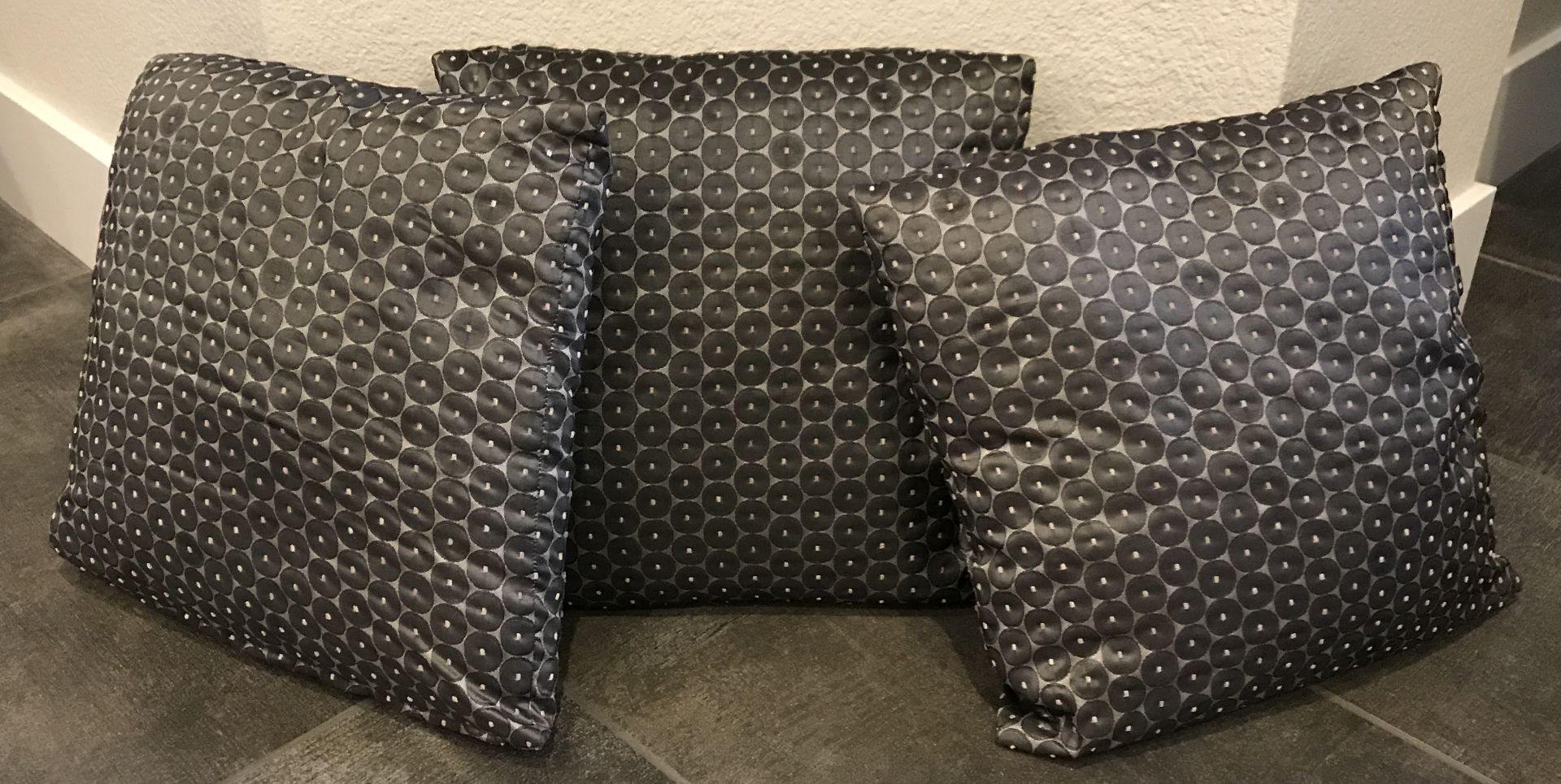 LOT OF THREE DECORATIVE MODERN THROW COUCH PILLOWS IN SILVER AND GRAY 14 X14 - Image 2 of 3