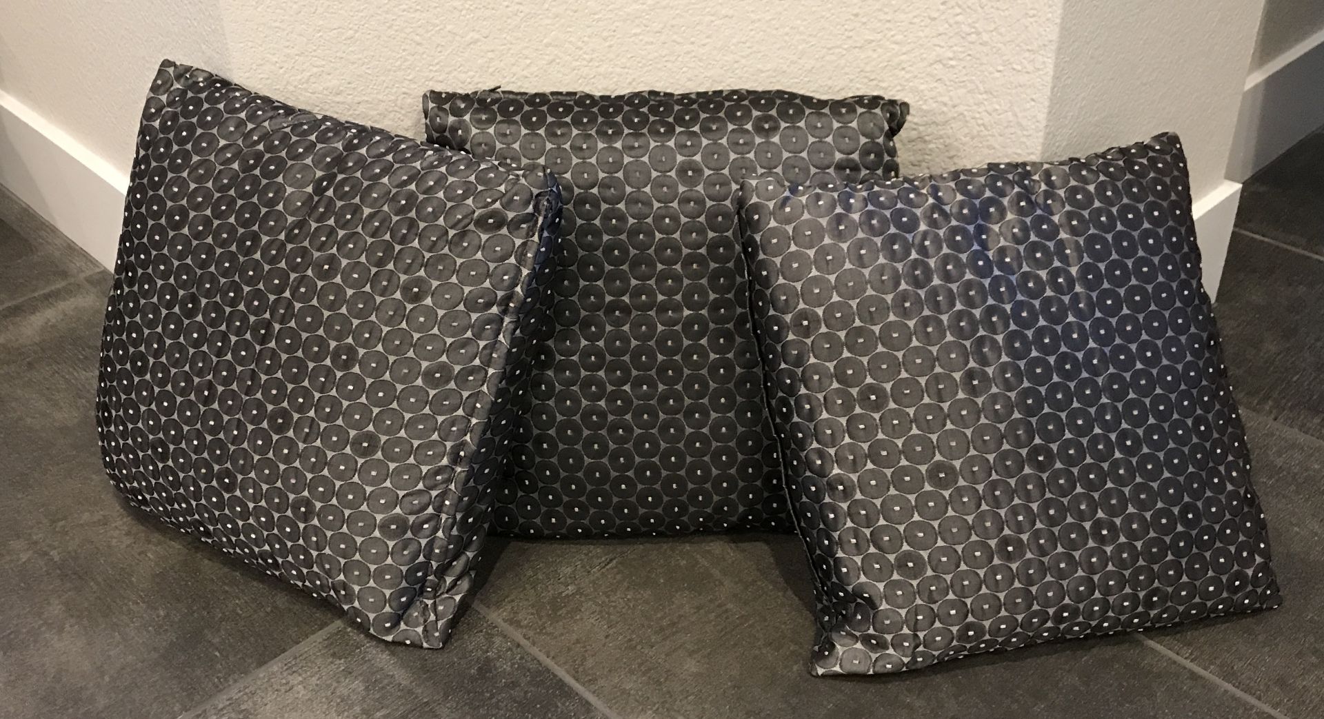 LOT OF THREE DECORATIVE MODERN THROW COUCH PILLOWS IN SILVER AND GRAY 14 X14