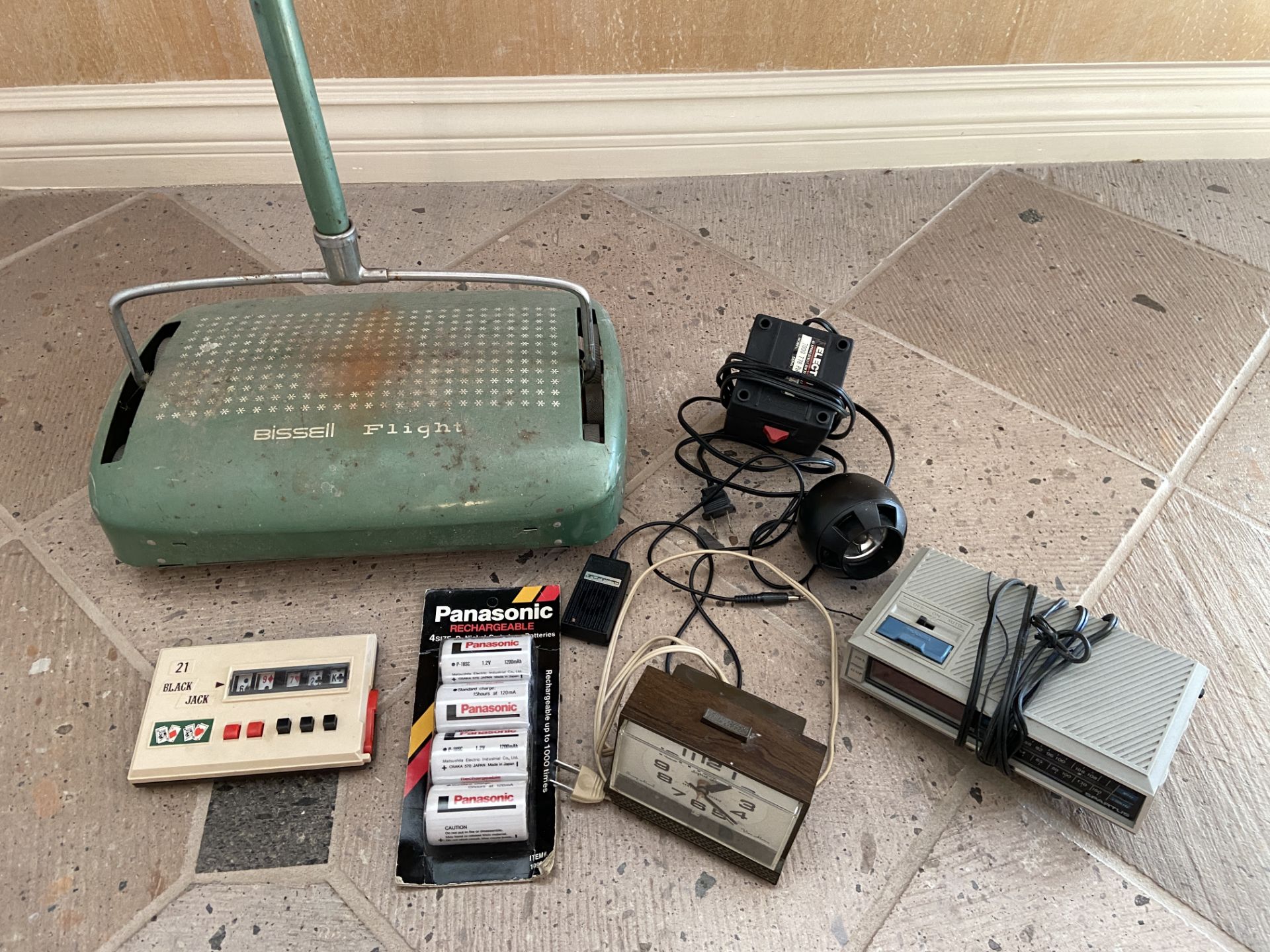 Vintage Collection of Electronics and Home Items (Incuding Bissell Flight Broom, Alarms, Etc) - Bild 3 aus 6