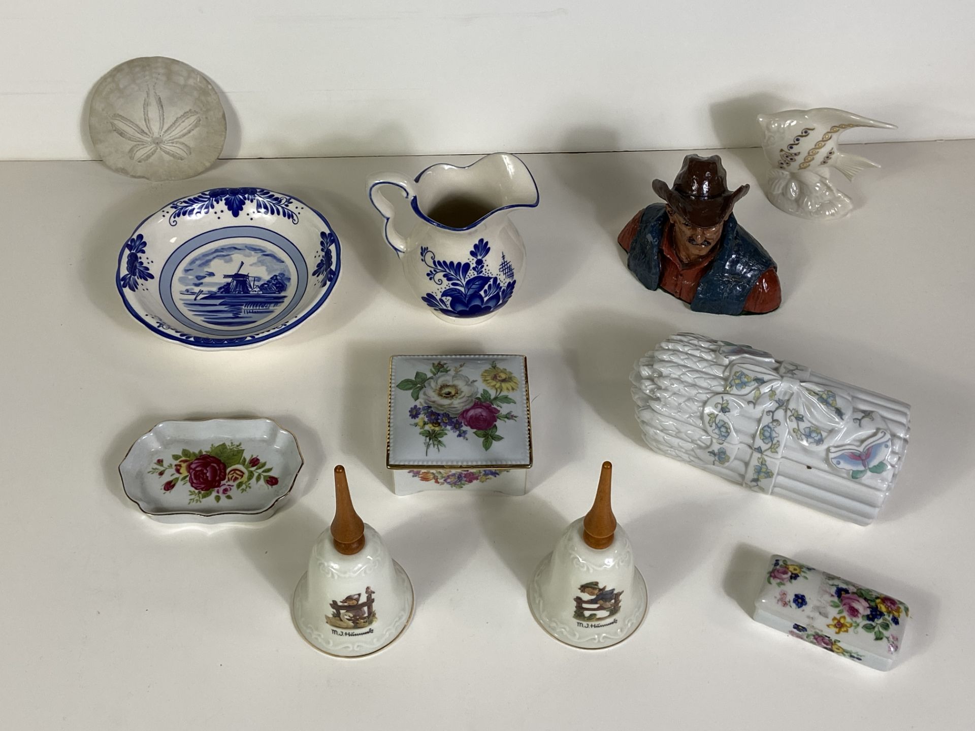 11 Porcelain Figures, 2 MJ Hummel Bells, Elizabeth Arden, Delta Blue, Sand Dollar, Etc - Bild 2 aus 6