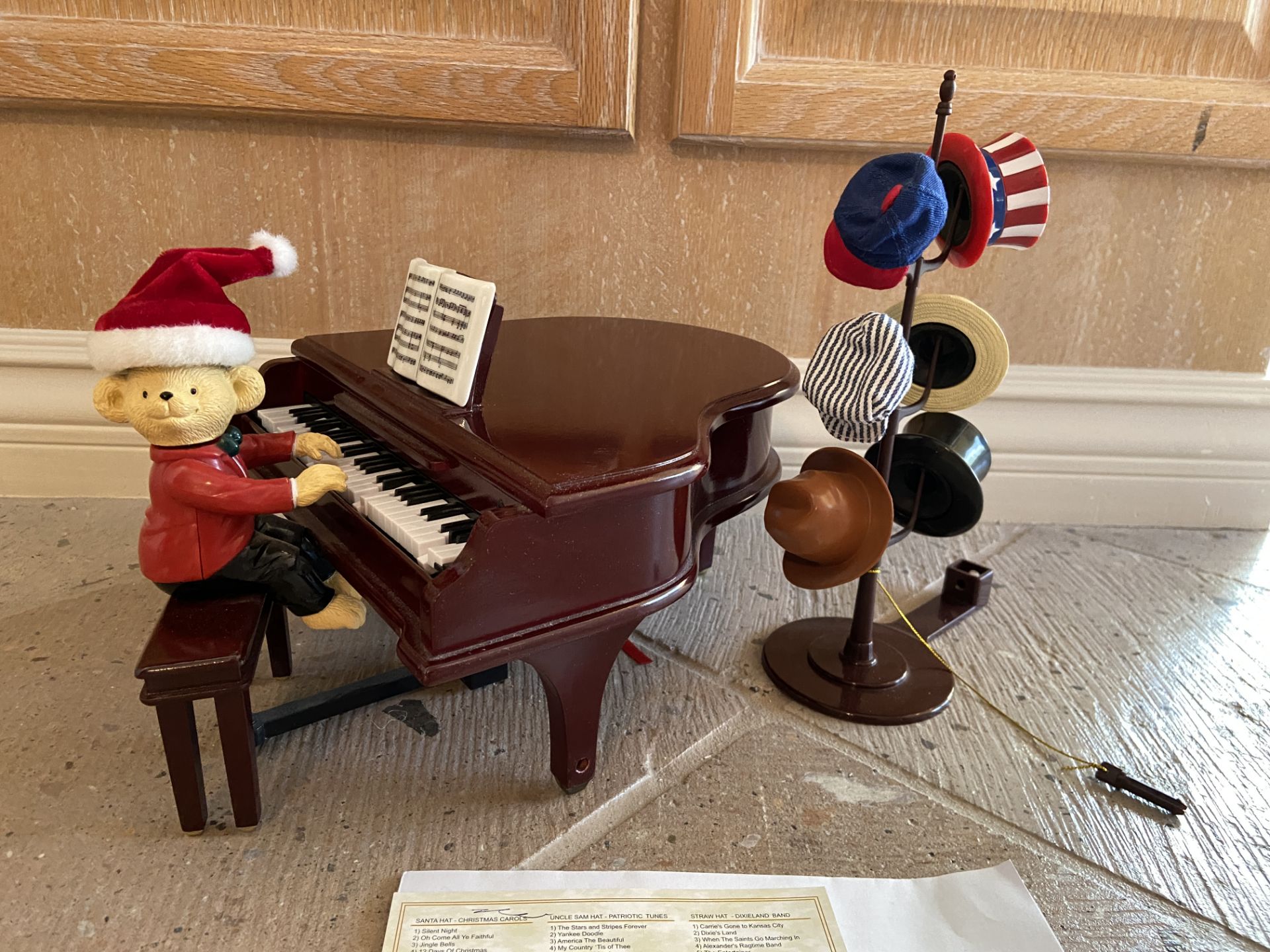 'Mr Christmas Teddy Takes Requests' Animated Piano Bear, Musical Hats, 60 Songs - Bild 2 aus 9