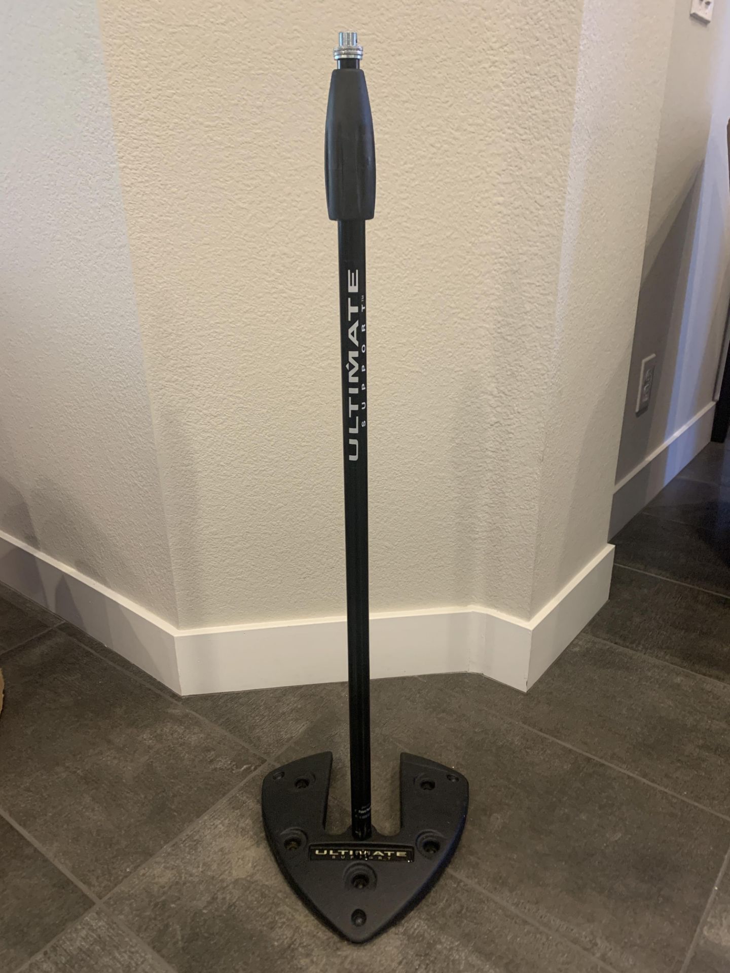 ULTIMATE SUPPORT SOUND AUDIO MICROPHONE STAGE STAND    THIS IS A HIGH END STAND