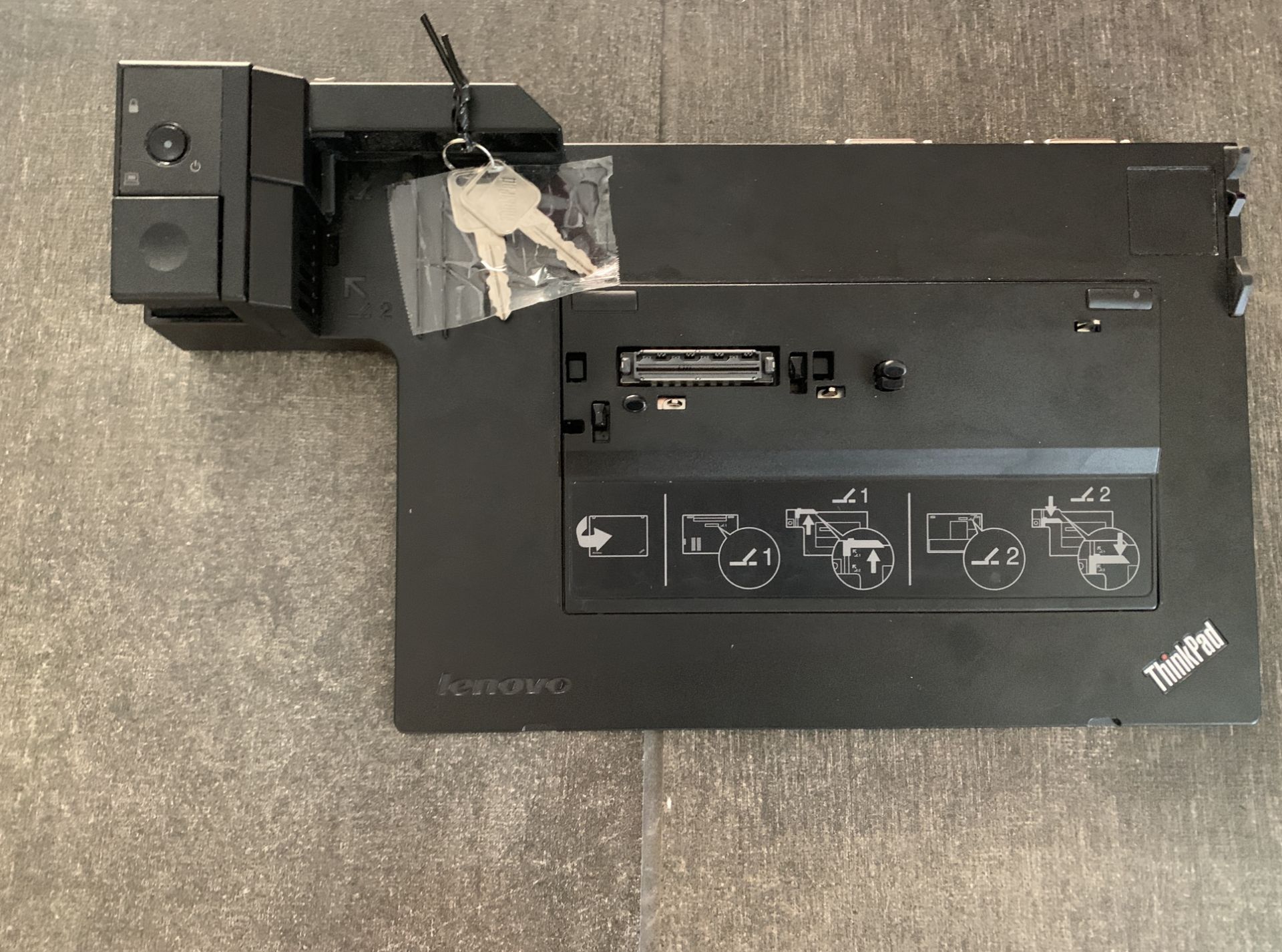 THINKPAD DOCKING STATION WITH KEYS