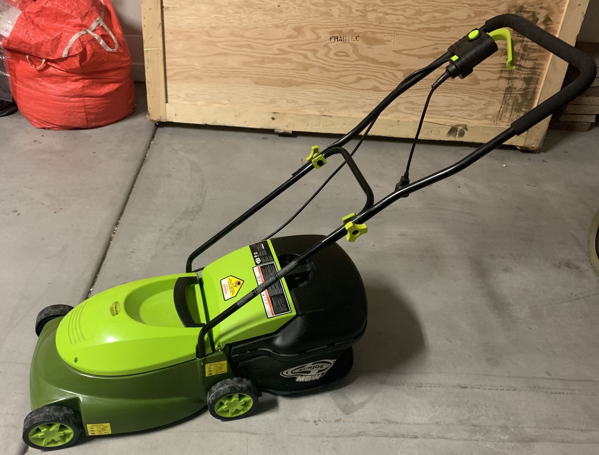 SUNJOE MOW JOE ELECTRIC LAWN MOWER / HANDLES FOLD IN   CONDITION IS PRETTY NEW - Image 3 of 4