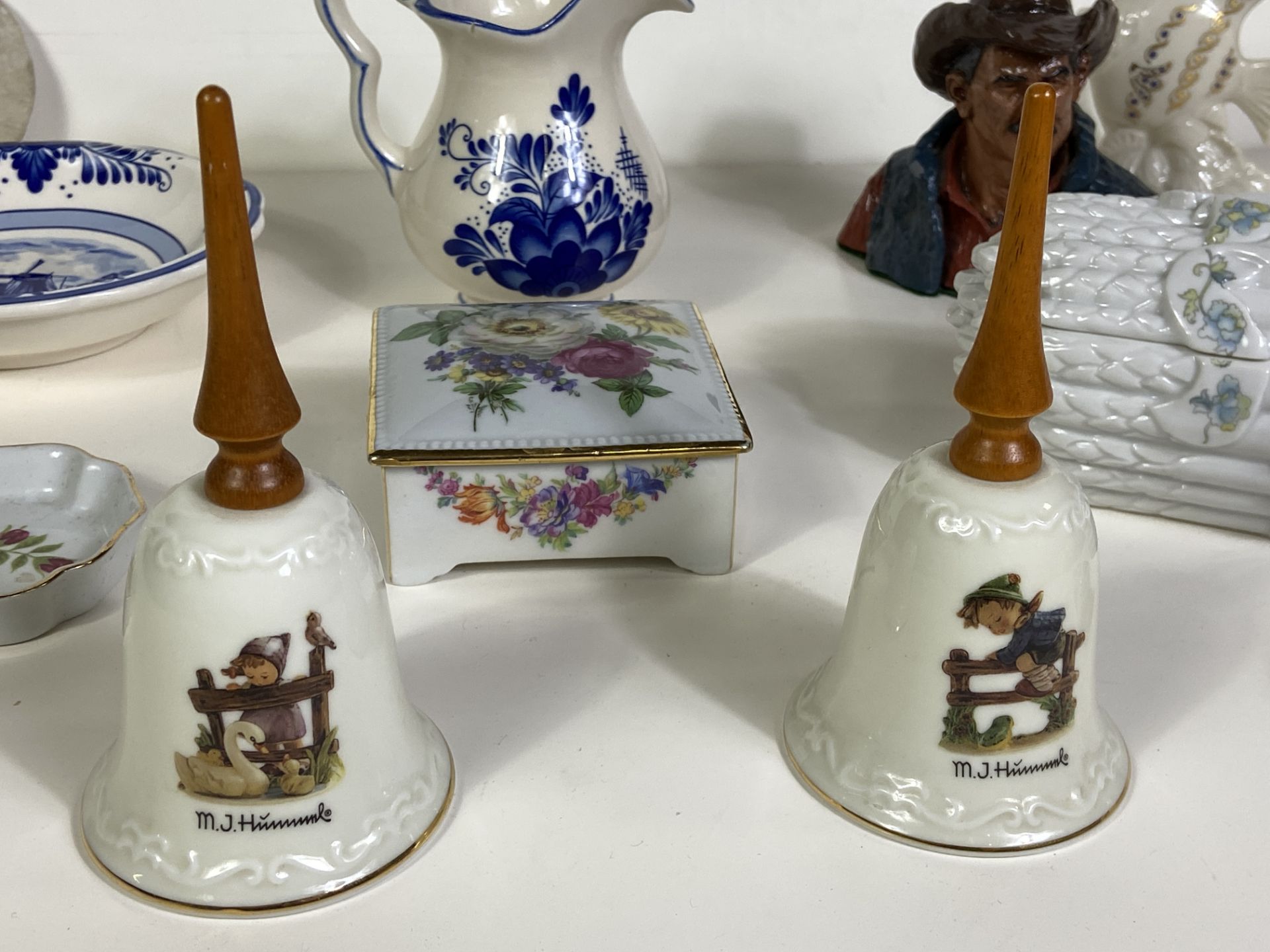 11 Porcelain Figures, 2 MJ Hummel Bells, Elizabeth Arden, Delta Blue, Sand Dollar, Etc - Bild 3 aus 6