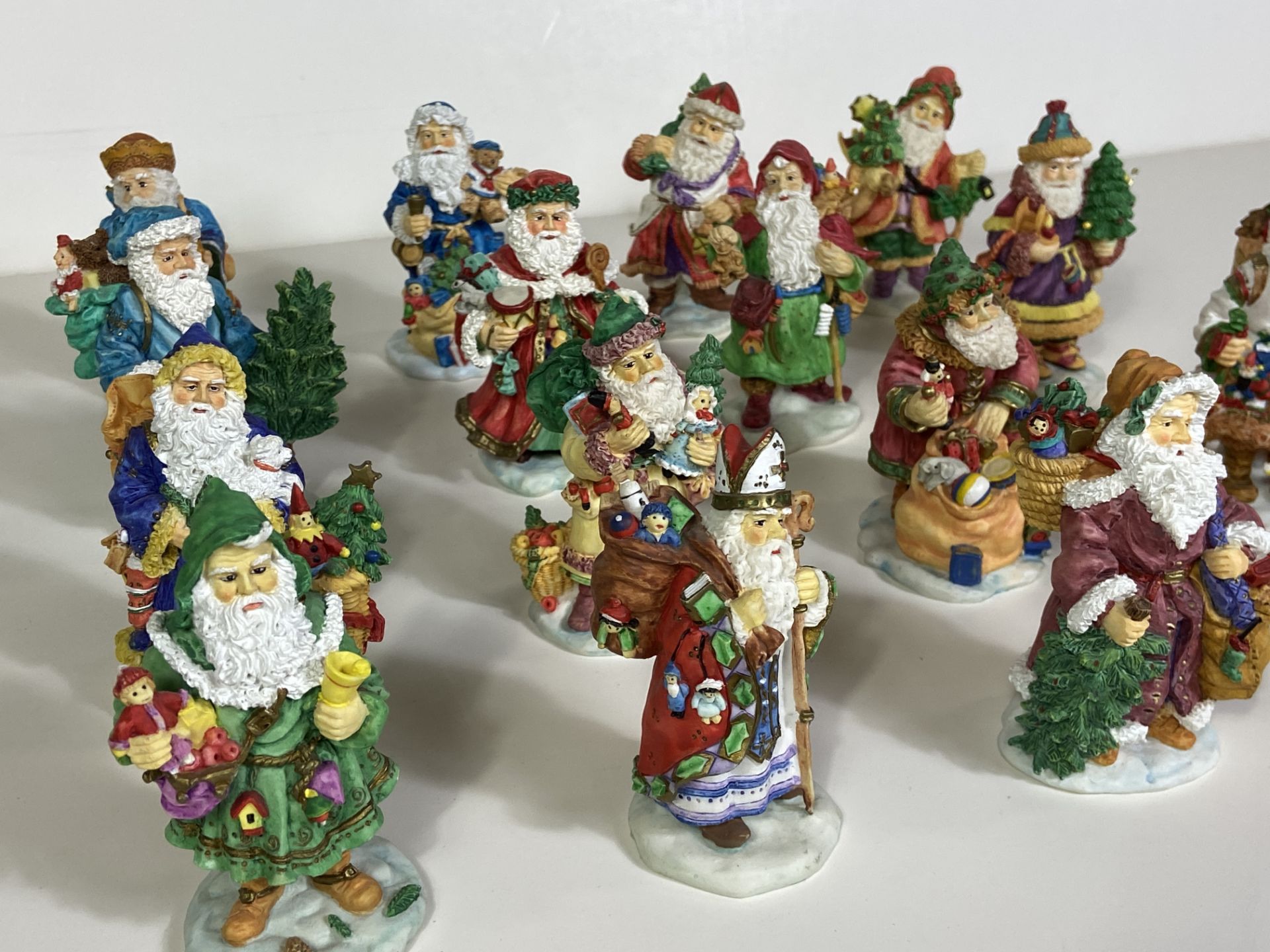 16 Bronson Collectables Katherine Stevenson Christmas/Santa Sculptures - Image 3 of 5