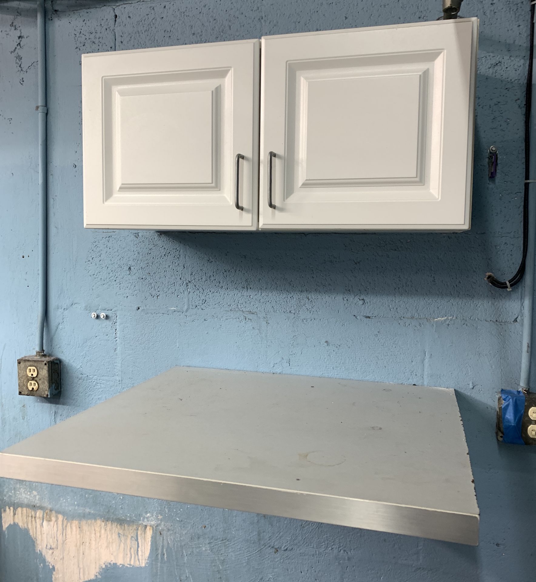 3 WHITE WALL CABINETS + SHELF UNIT - Image 3 of 3