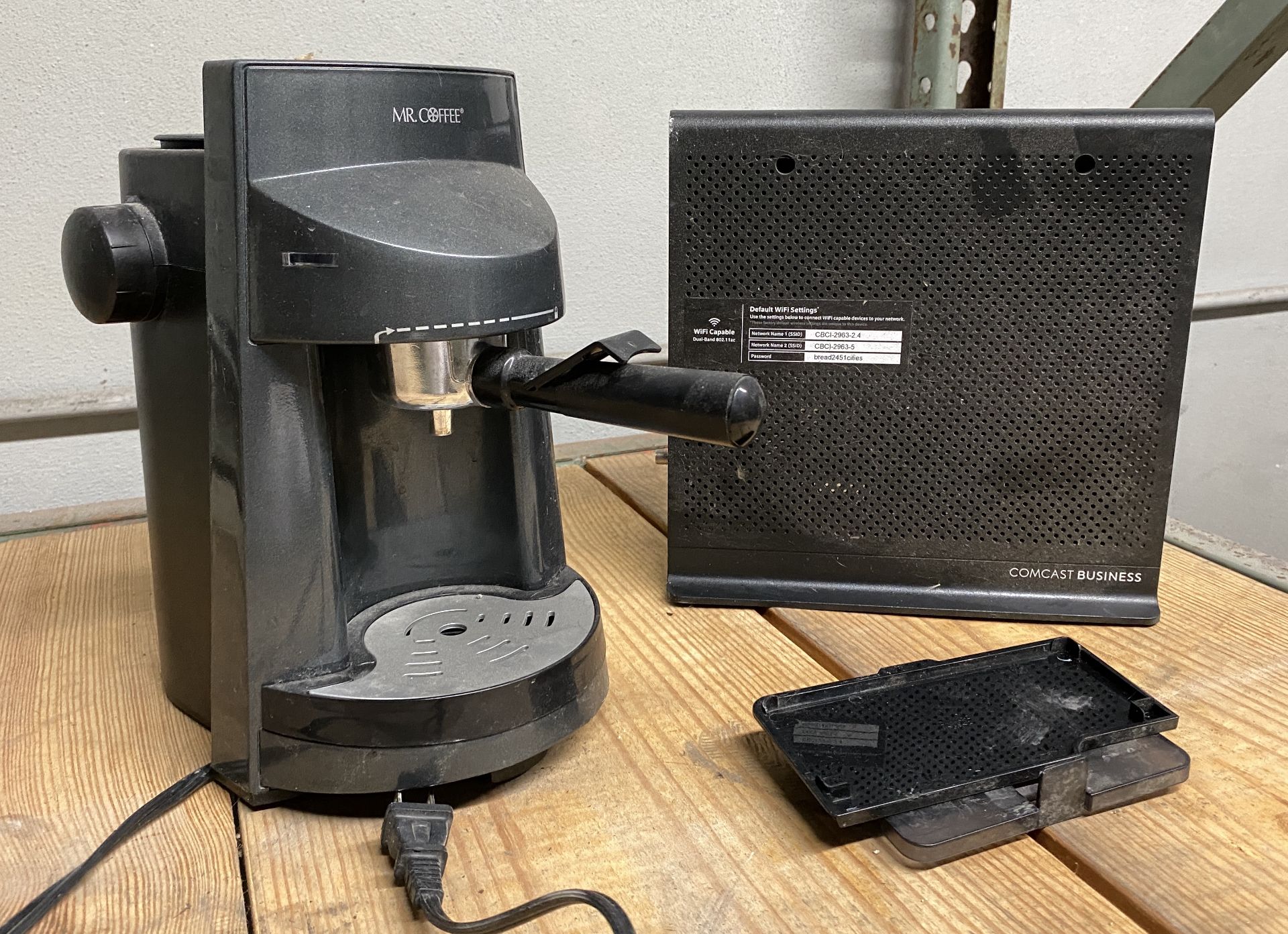 MR. COFFEE COFFEE MACHINE & COMCAST BUSINESS WIWI MODEM - Image 3 of 4