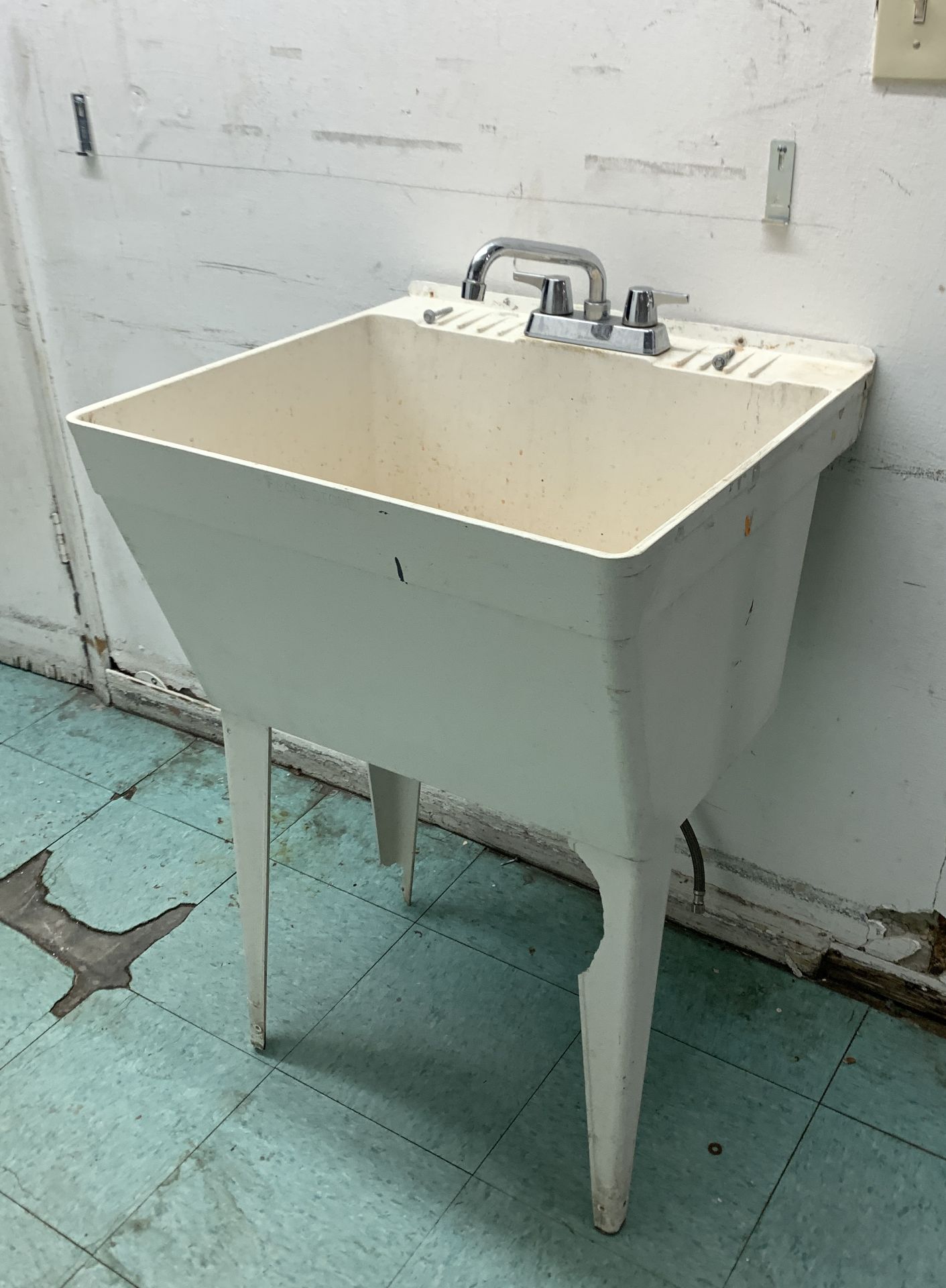 UTILITY SINK COMMERCIAL USE / LAUNDRY SINK