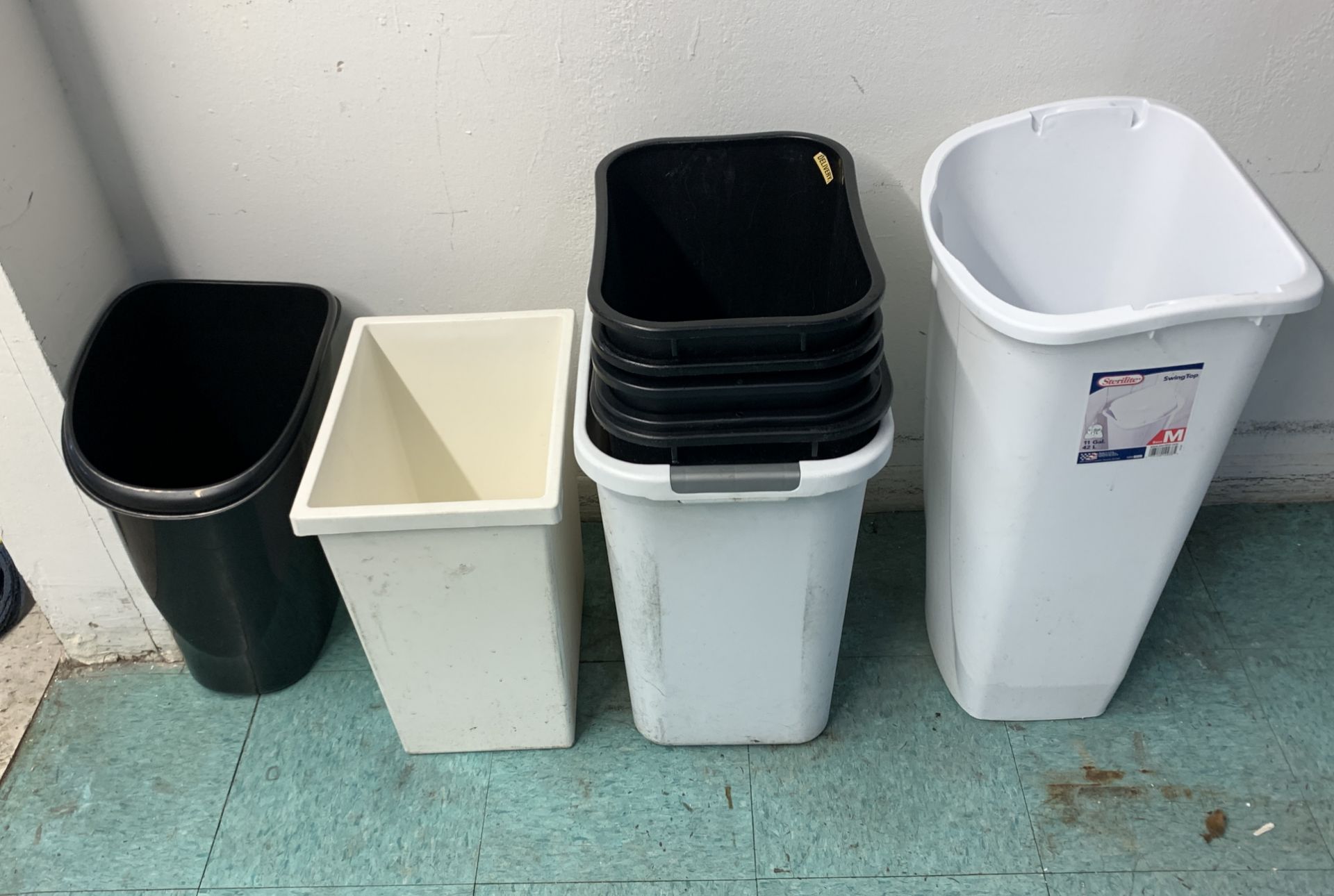 LOT OF TRASH BINS MIXED SIZES ALL CLEAN