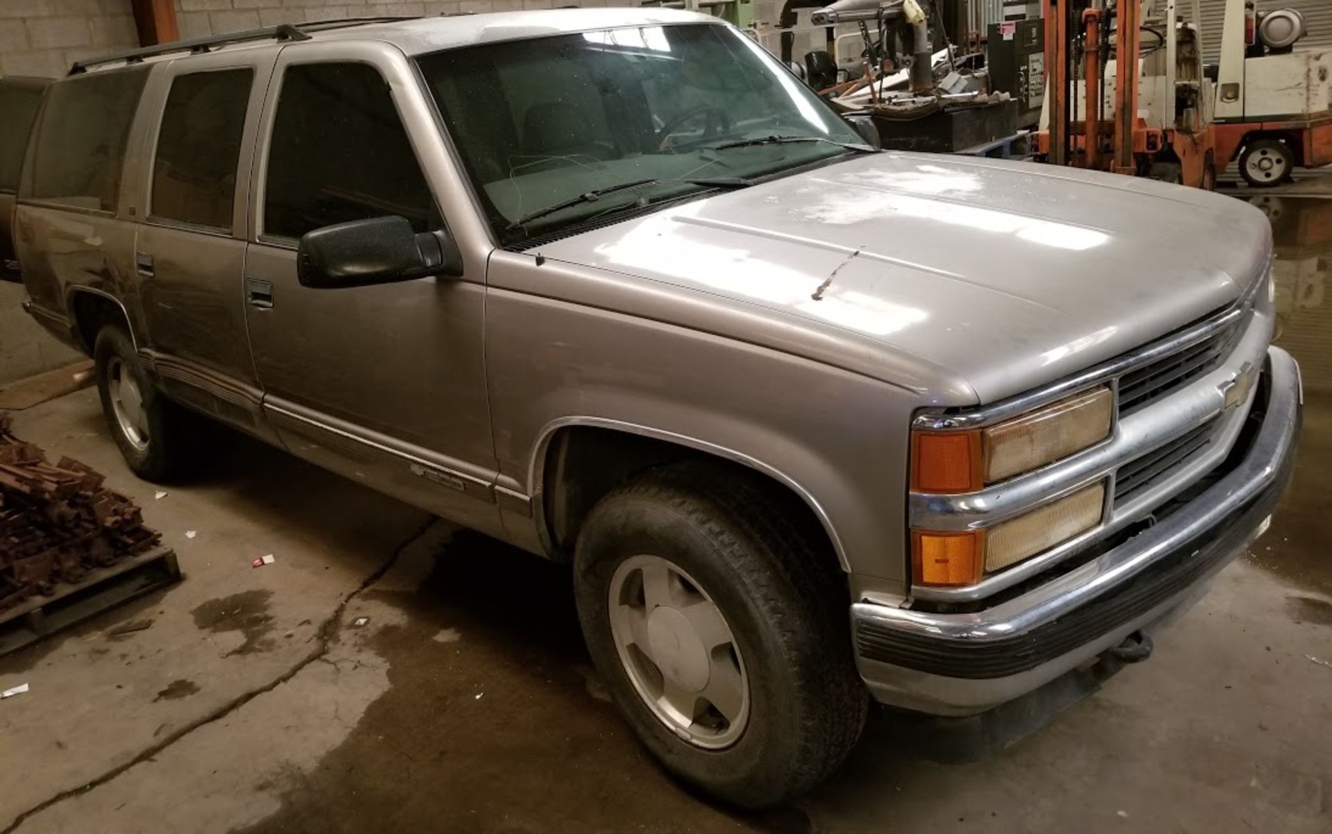 1999 Chevy Suburban 4X4,350 Vortec Engine, Auto Trans, PW,PL Leather Interior, 157,930 Miles VIN: